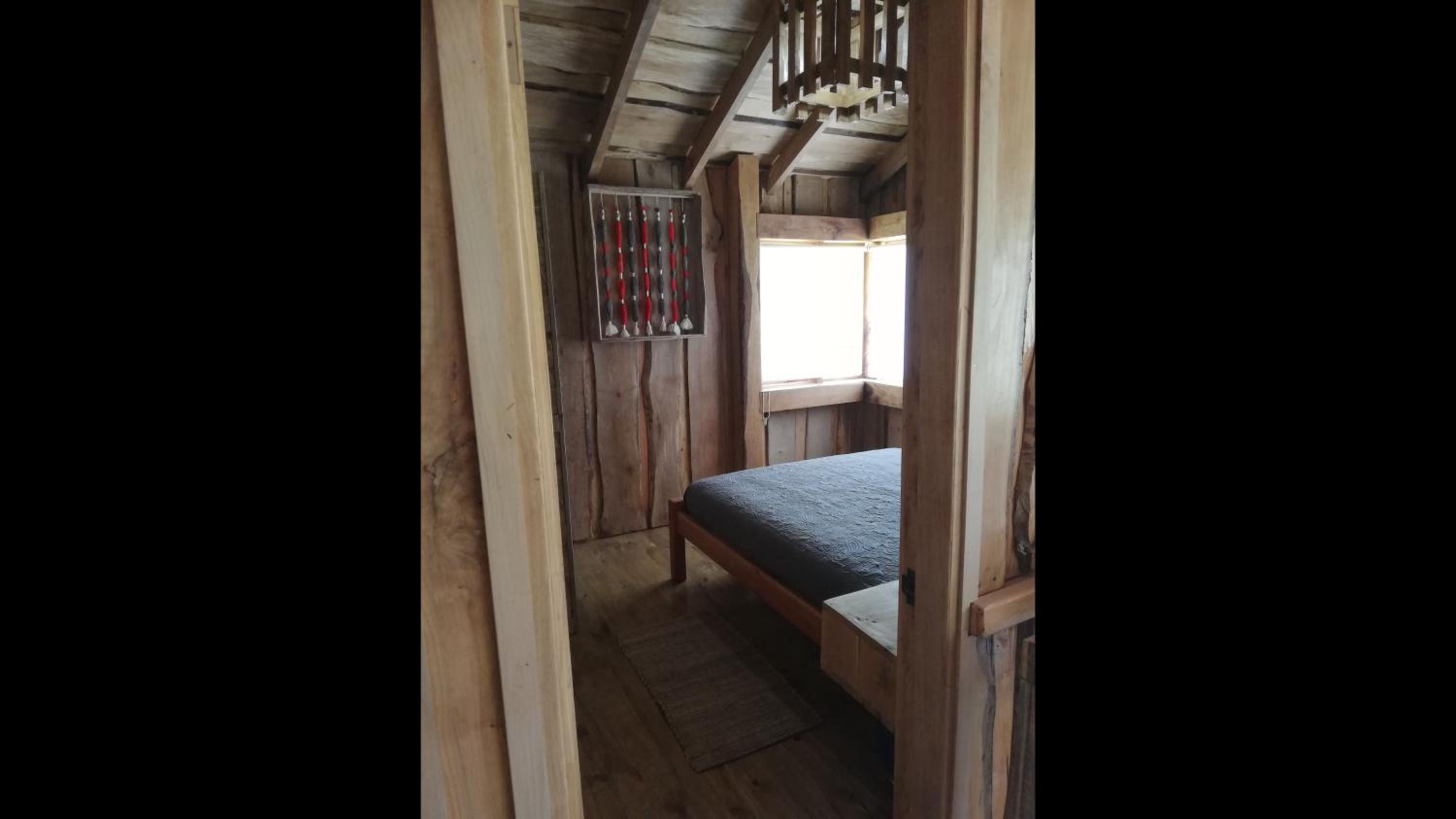 Wonderful rustic cabin 2, with native logs, on the banks of the Trancura River