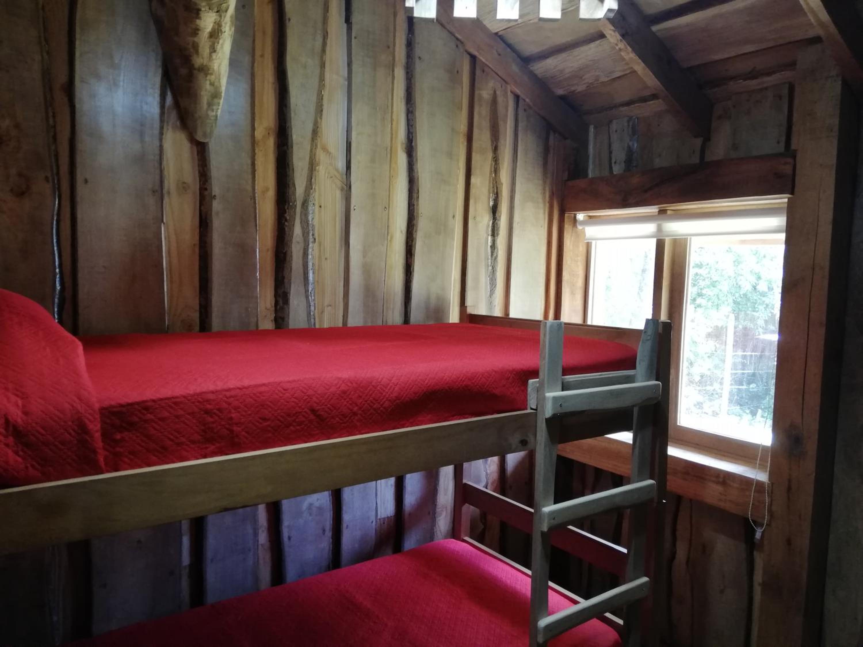 Wonderful rustic cabin 2, with native logs, on the banks of the Trancura River