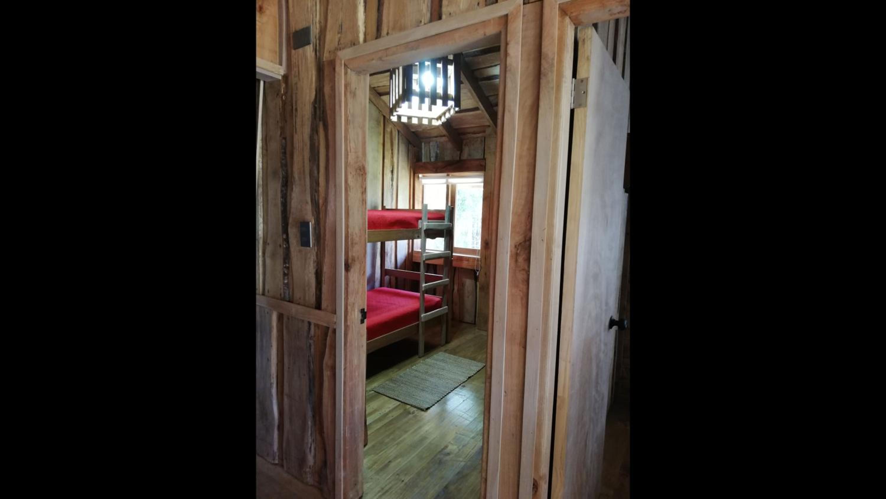 Wonderful rustic cabin 2, with native logs, on the banks of the Trancura River