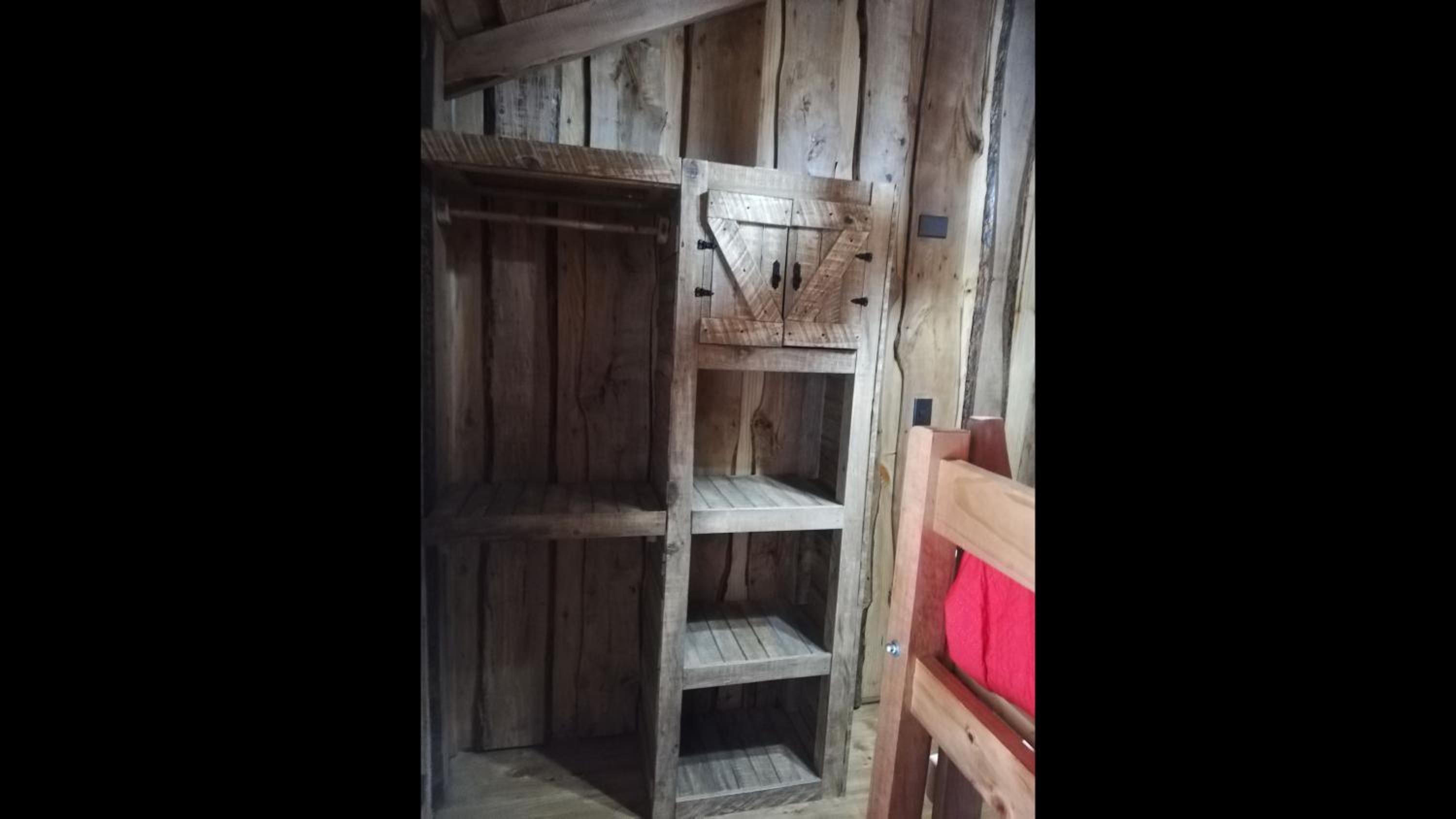 Wonderful rustic cabin 2, with native logs, on the banks of the Trancura River