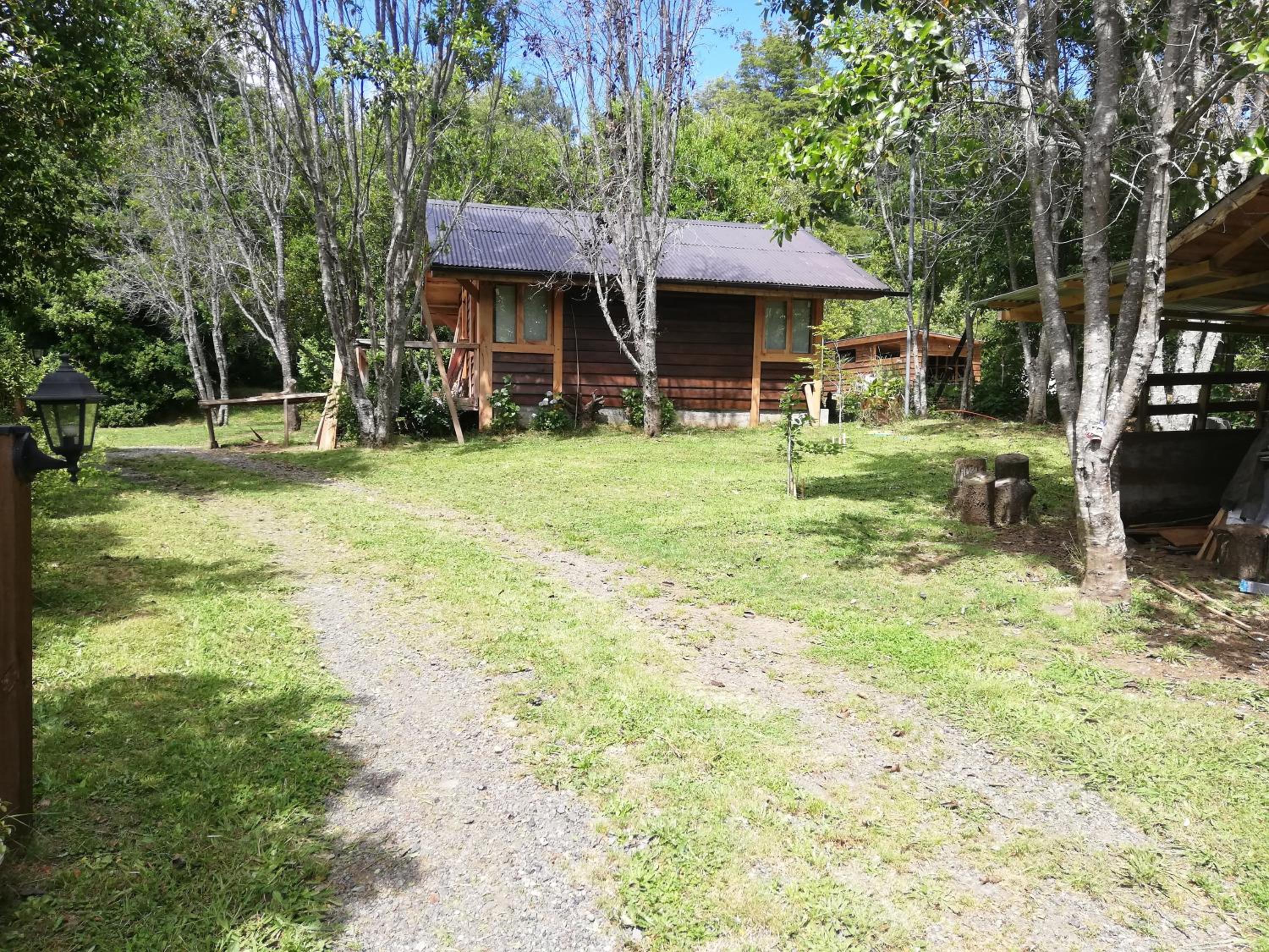 Wonderful rustic cabin 2, with native logs, on the banks of the Trancura River