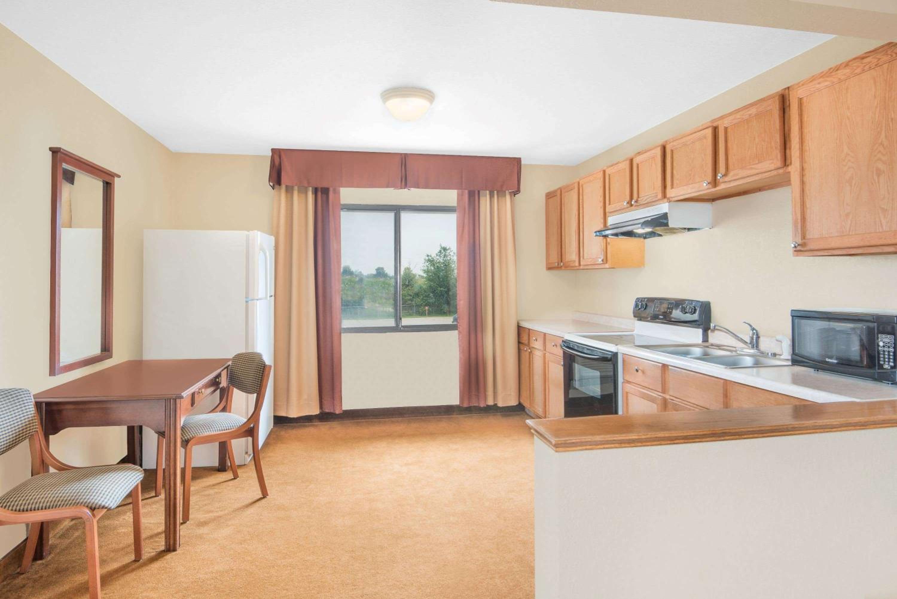 Super 8 by Wyndham Marshalltown view 5