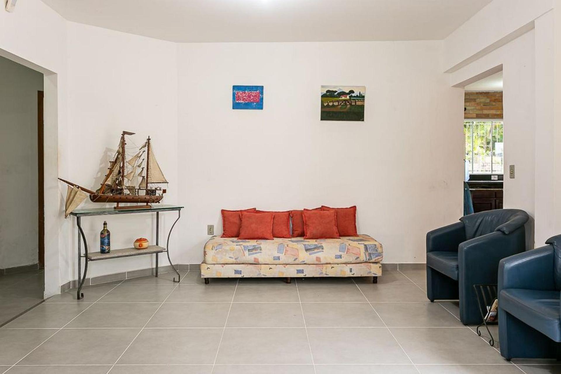 Casa em meio a natureza, em frente ao canal