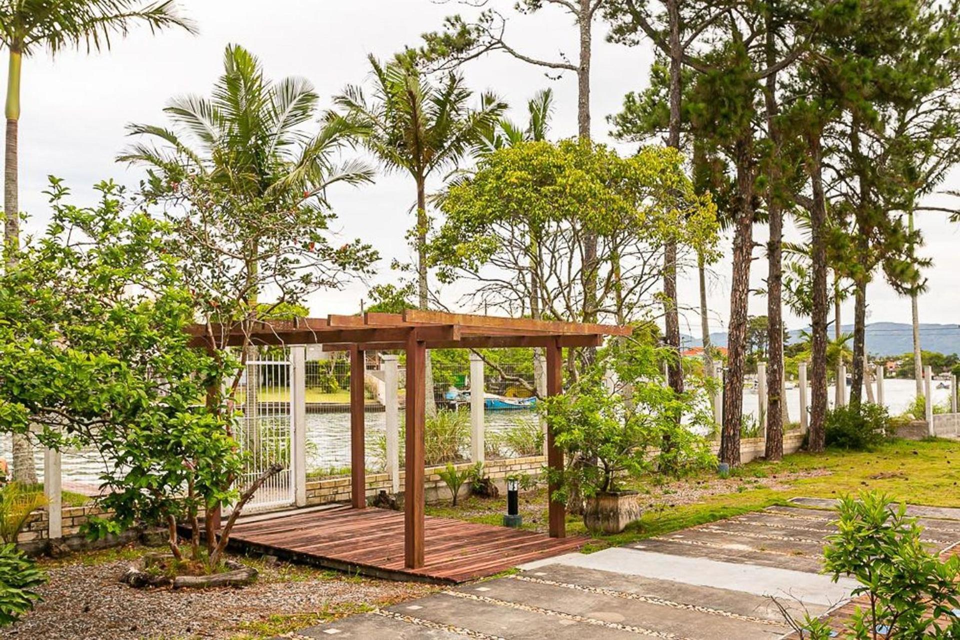 Casa em meio a natureza, em frente ao canal
