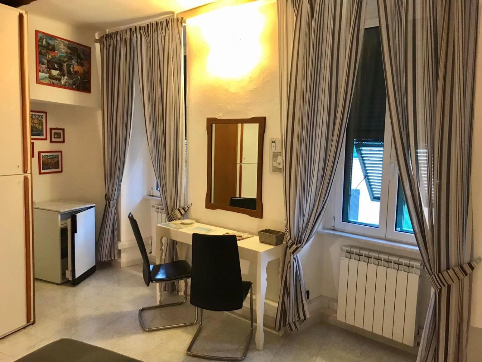 Camere Carlo en Vernazza — hotel room