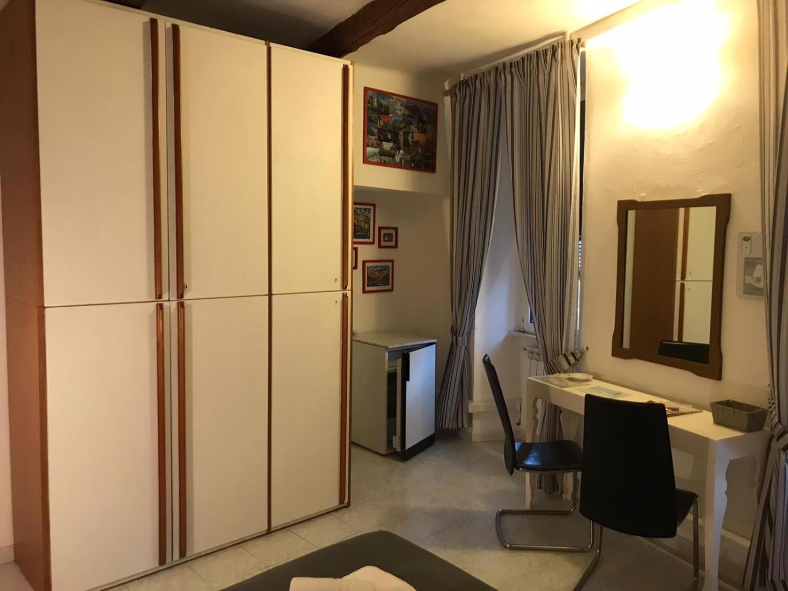 Camere Carlo en Vernazza — hotel room