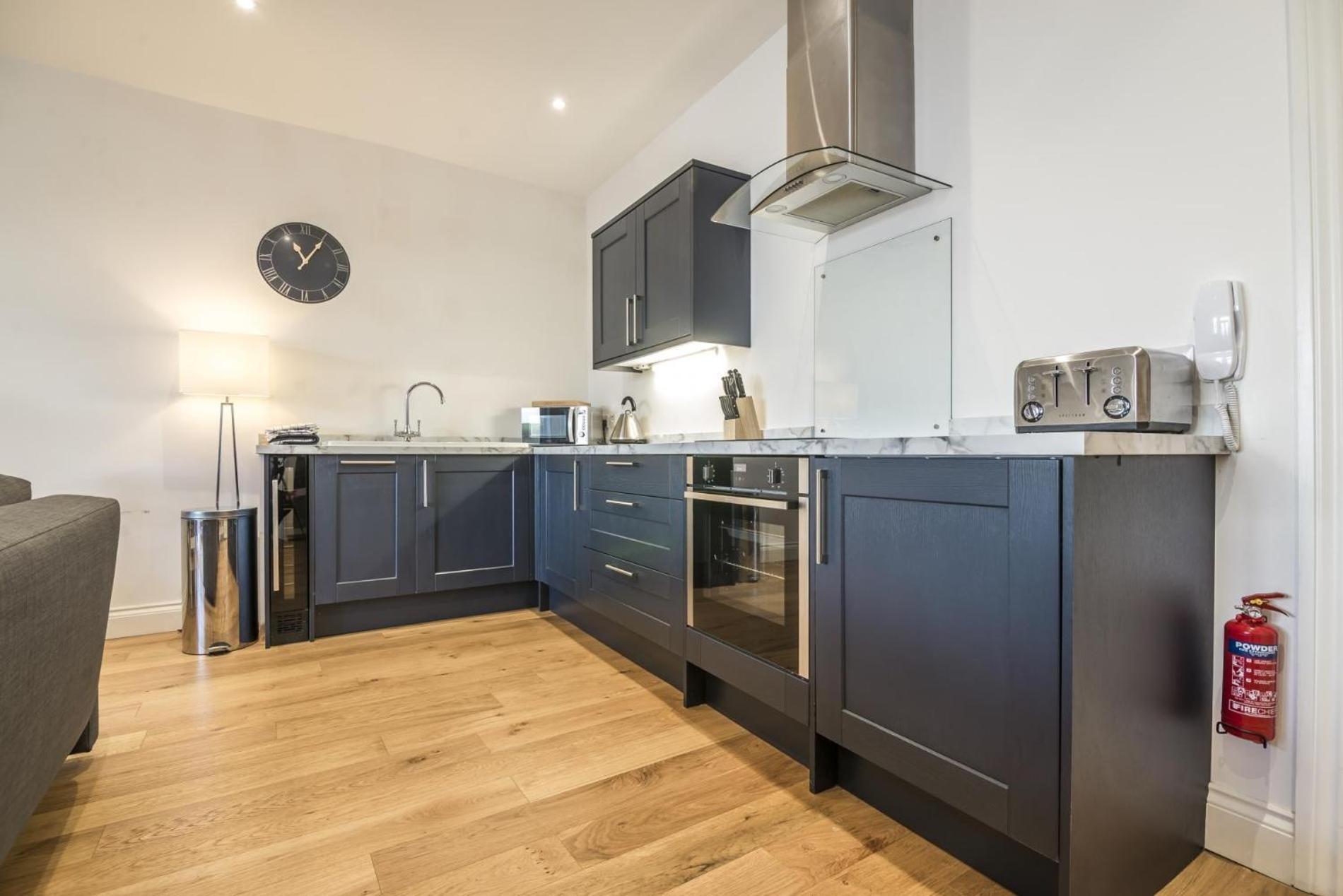 Sea Legs - 2 Bedroom Apartment - Windsor House - Tenby view 2