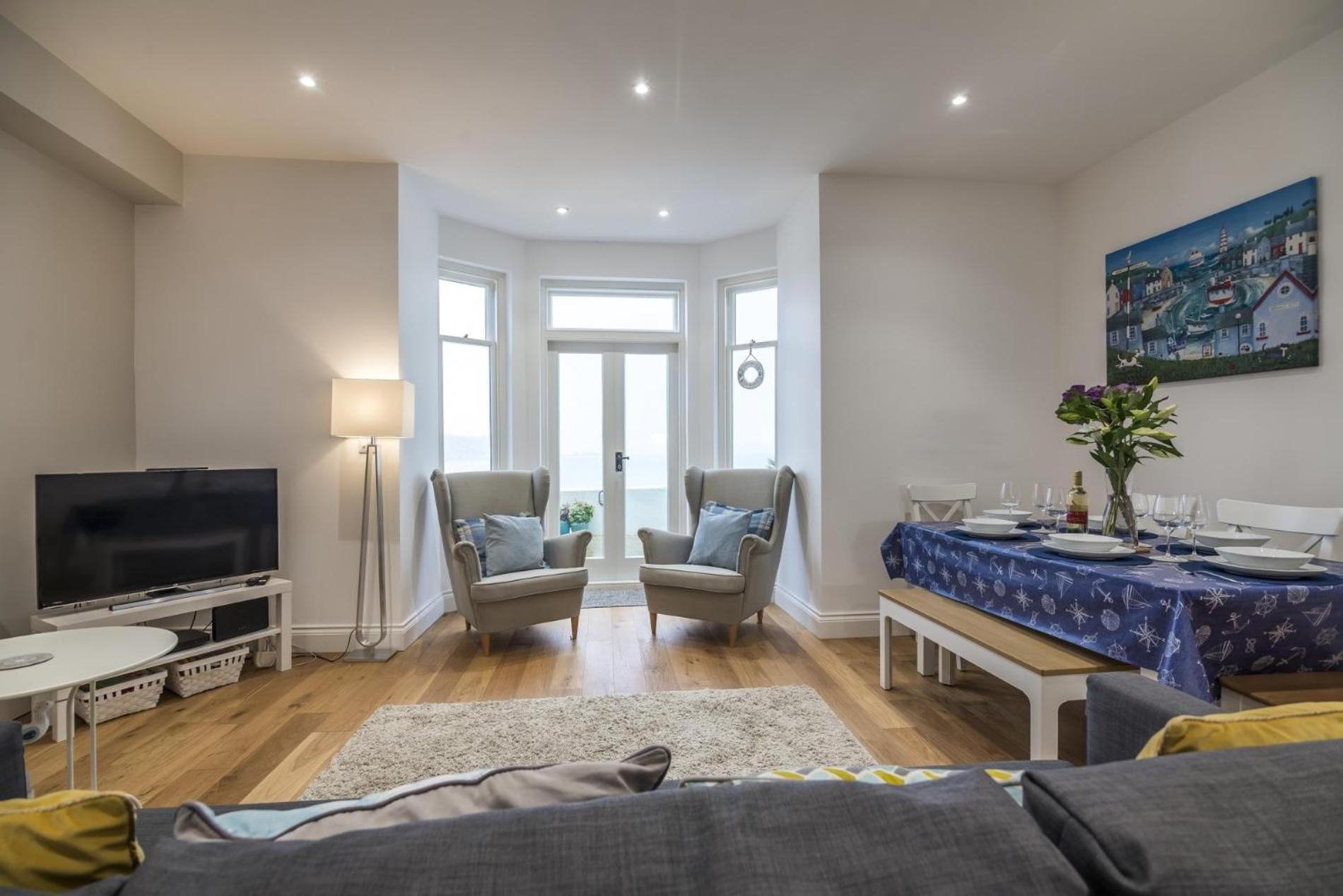 Sea Legs - 2 Bedroom Apartment - Windsor House - Tenby view 3