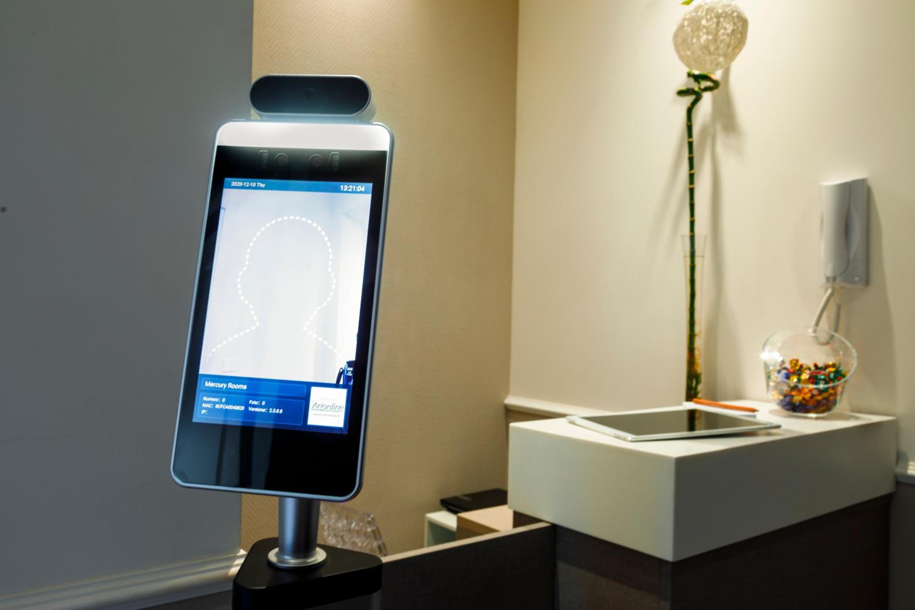 Hotel Mercury Rooms - Image 1