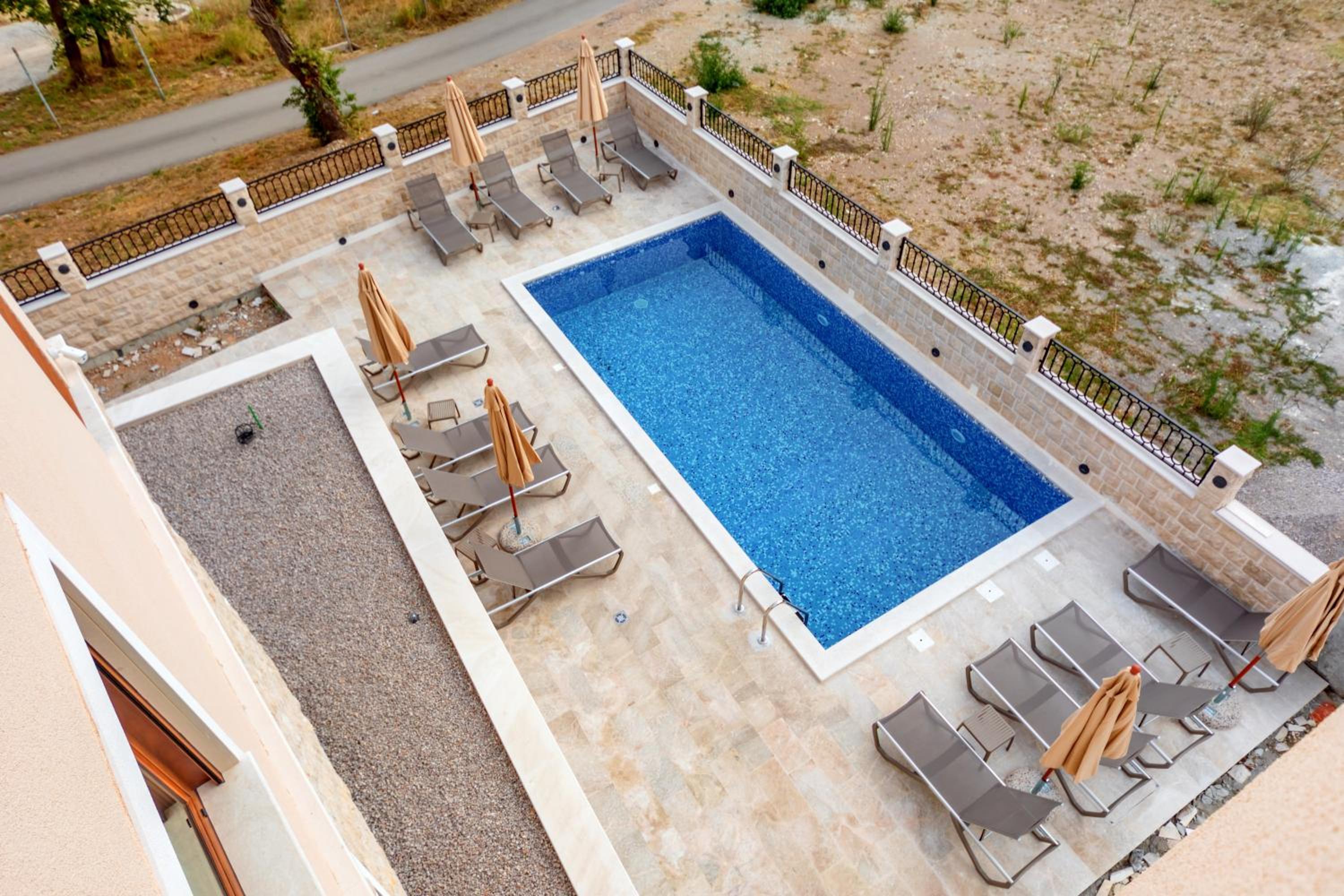 Luxury Apartments Queen view 4