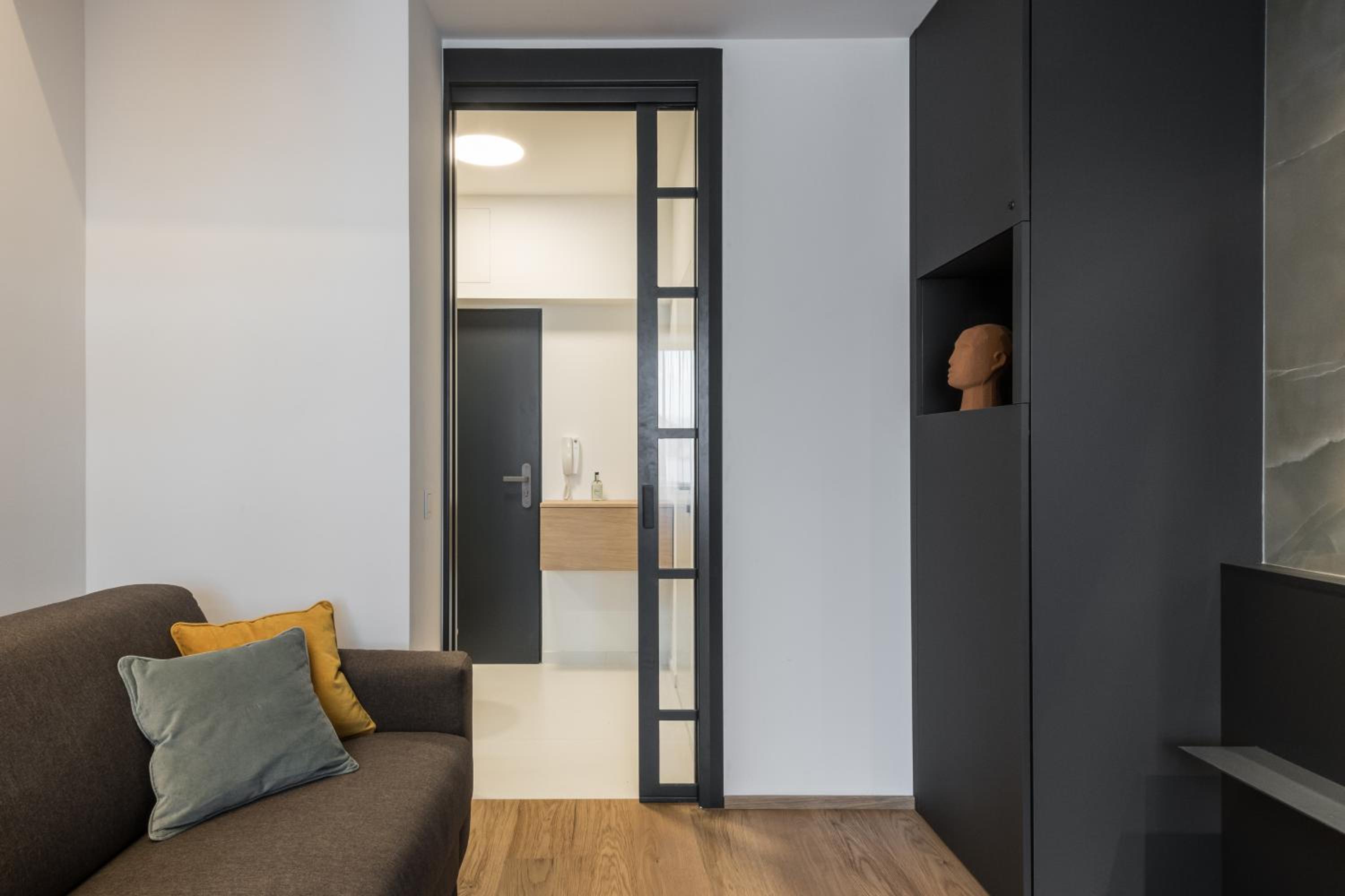Fully renovated stylish duplex in a convenient location