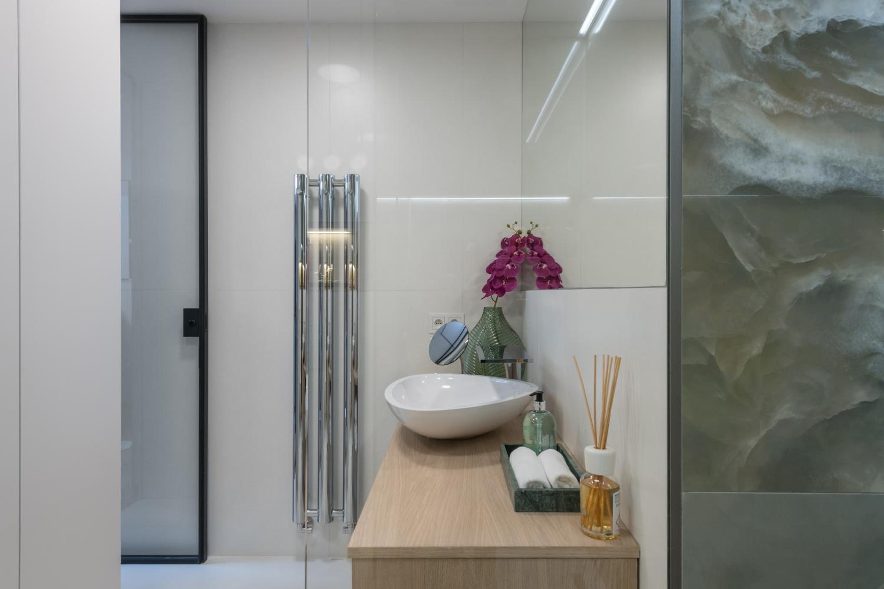 Fully renovated stylish duplex in a convenient location