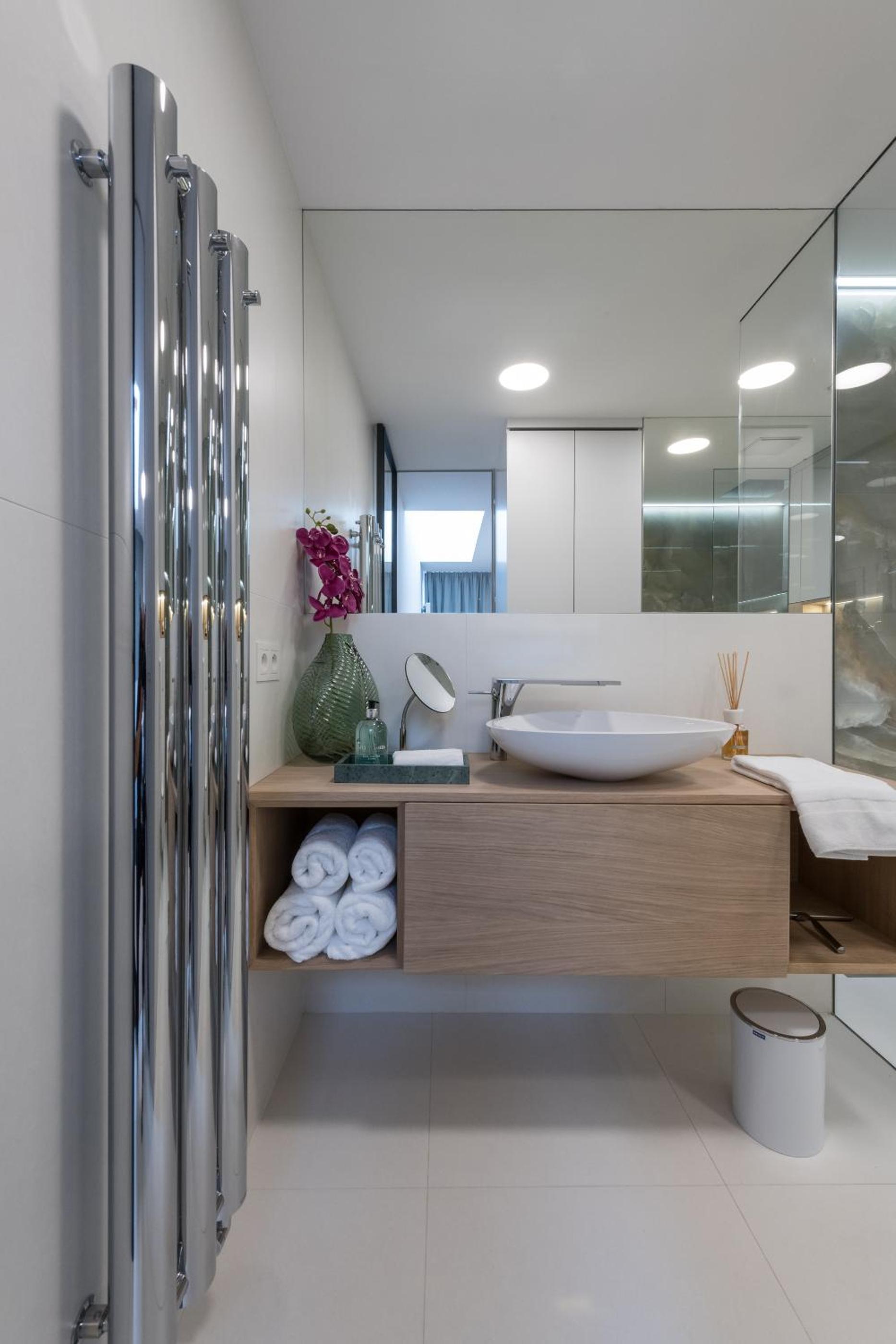 Fully renovated stylish duplex in a convenient location