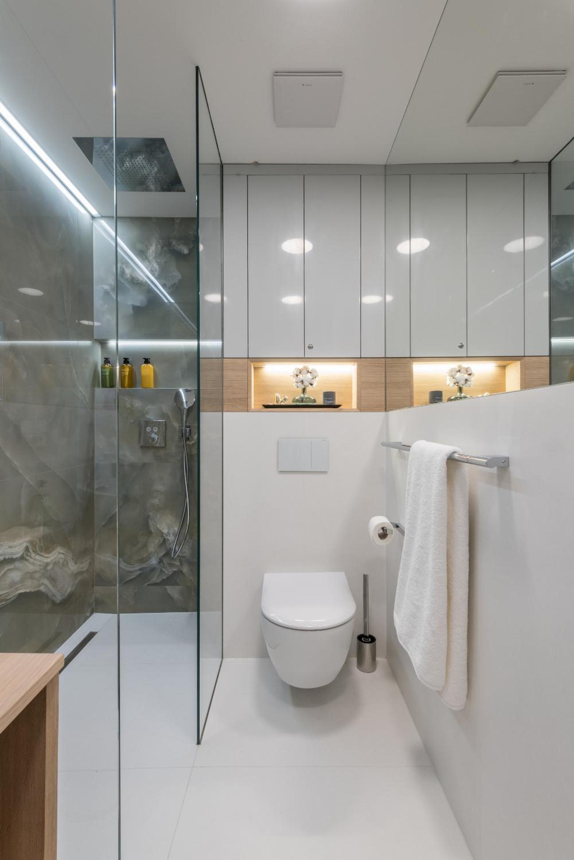 Fully renovated stylish duplex in a convenient location