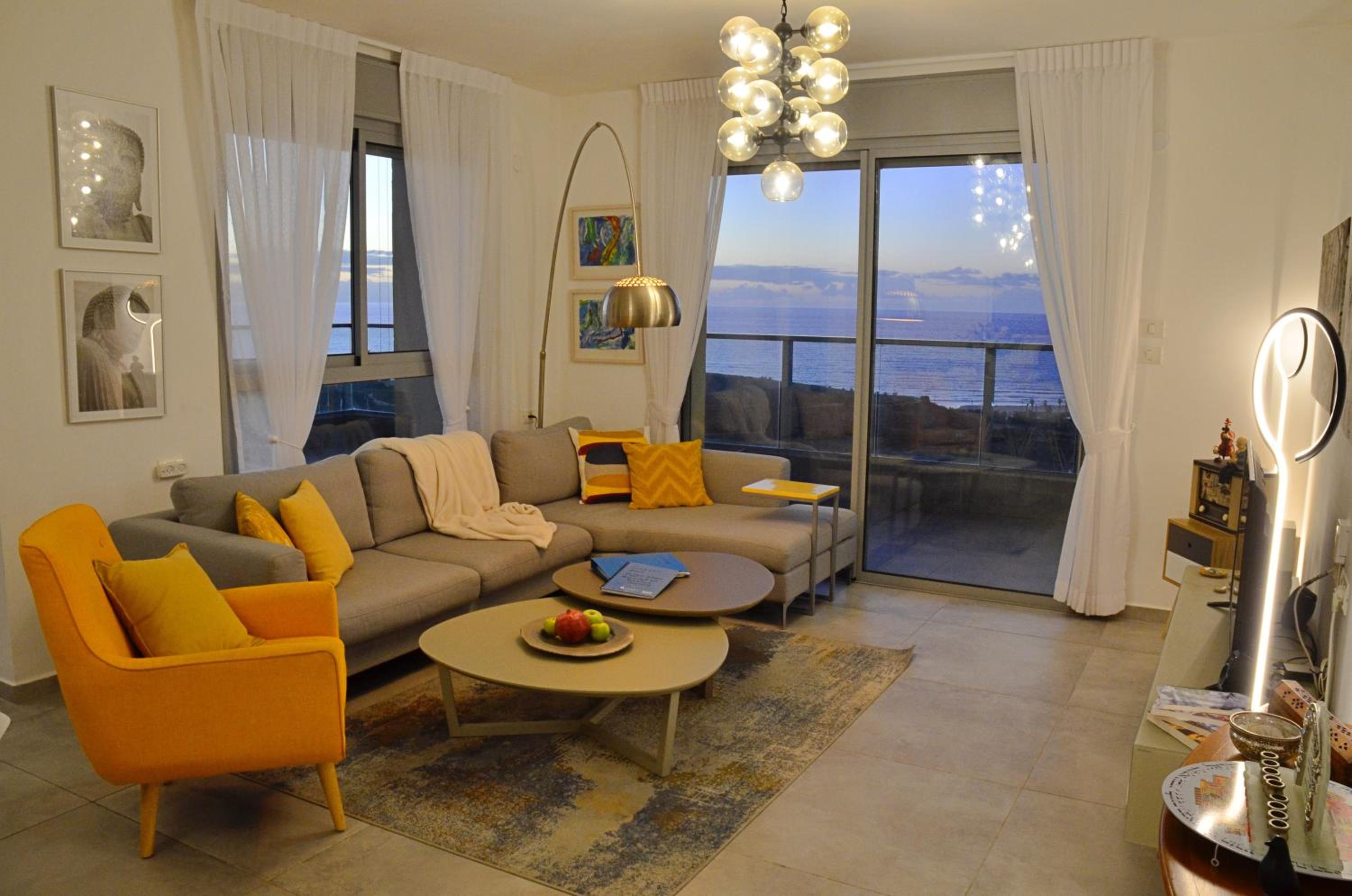 Amazing sea View, steps to beach, near Tel-aviv