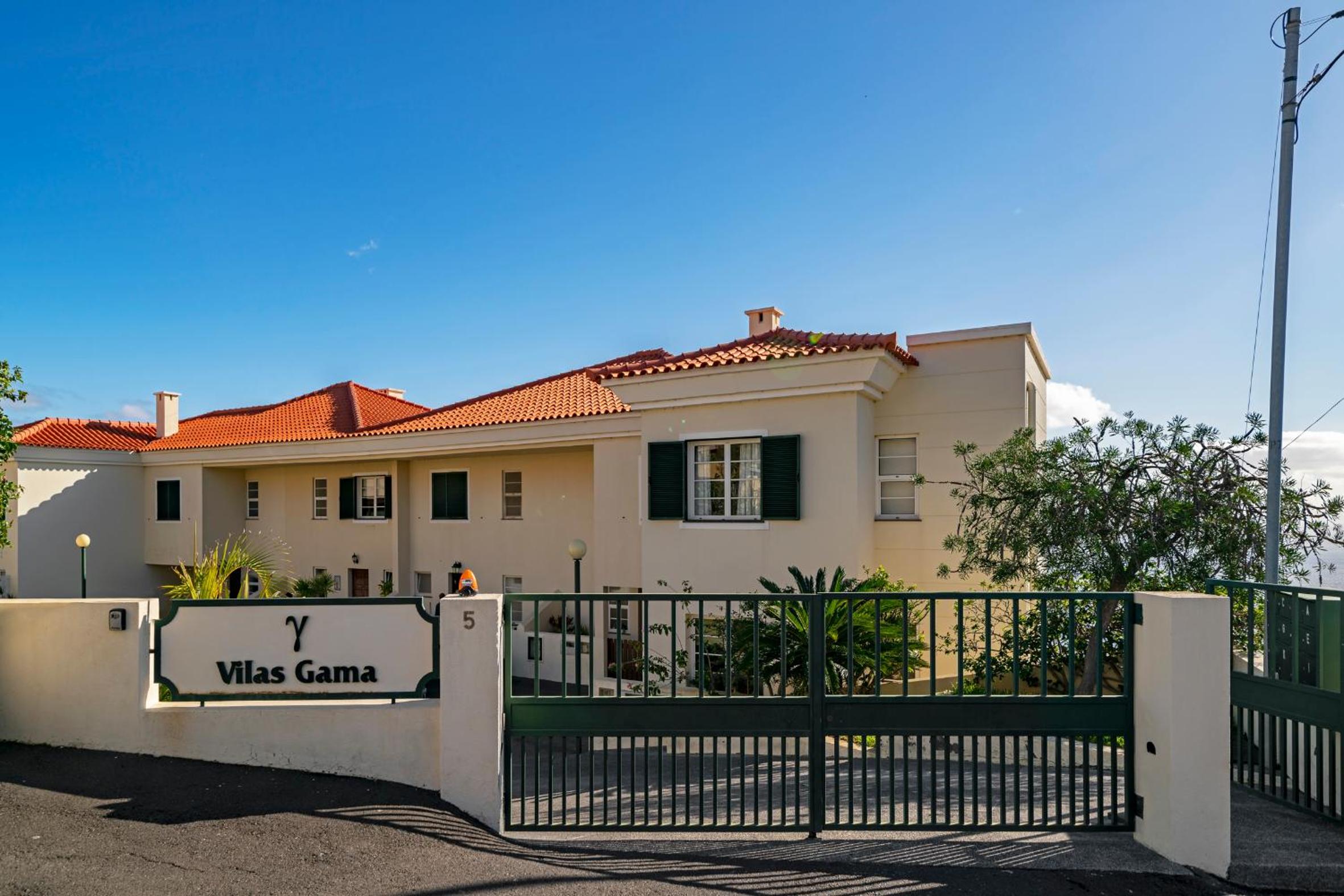 Casa Skyline by An Island Apart