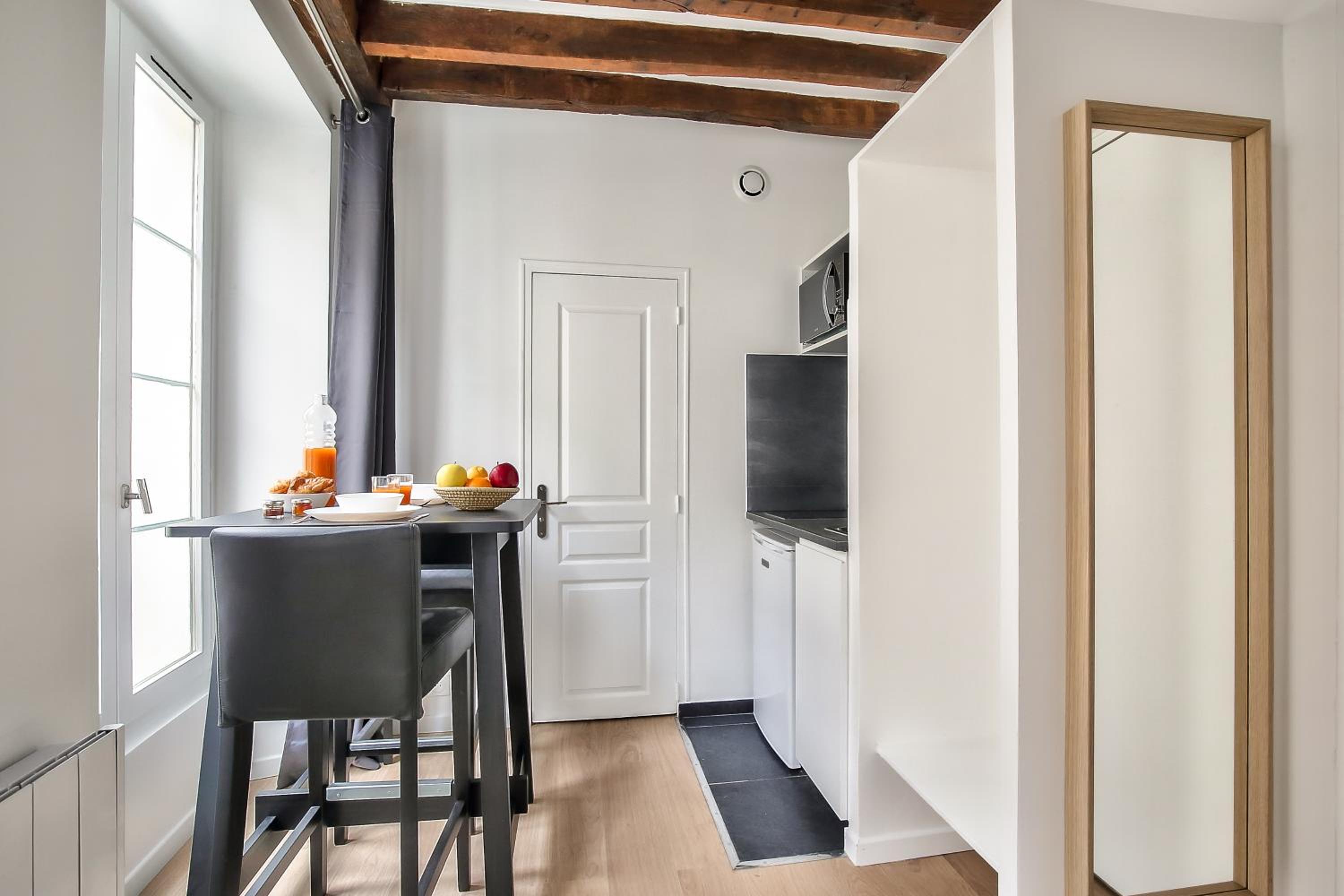 Cosy Mezzanine Studio in the Heart of Paris (4)