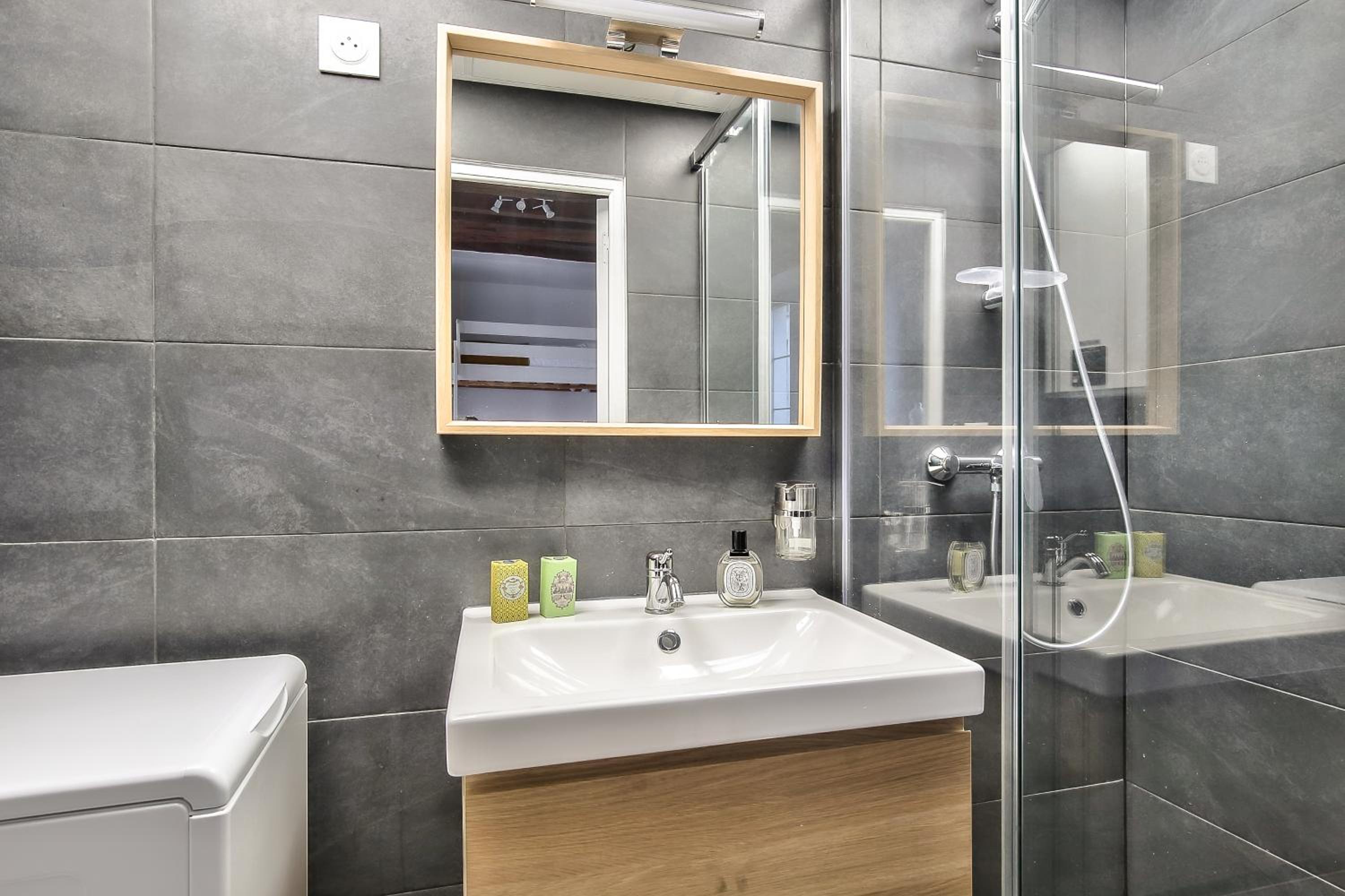 Cosy Mezzanine Studio in the Heart of Paris (4)