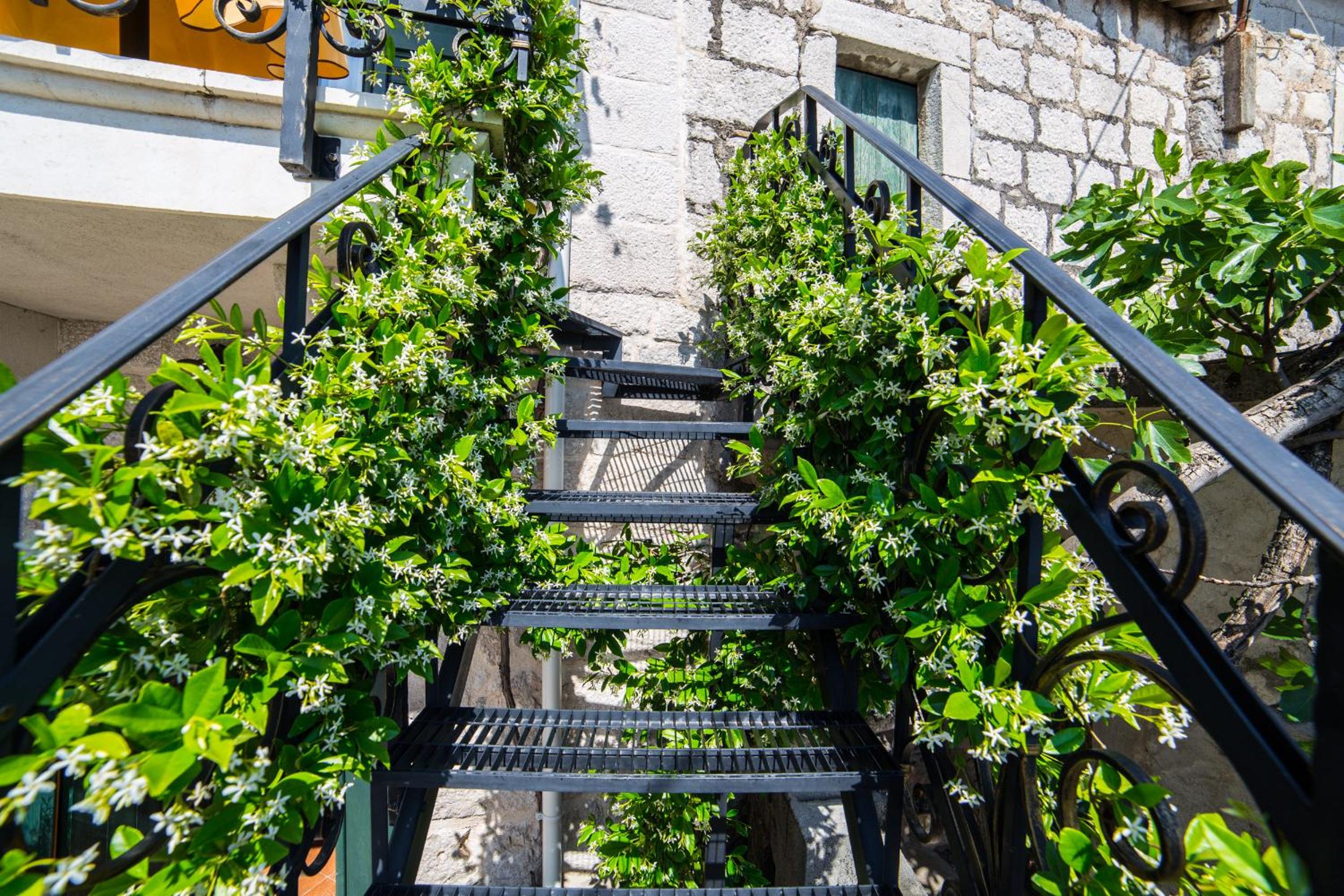 Old stone house photo 4