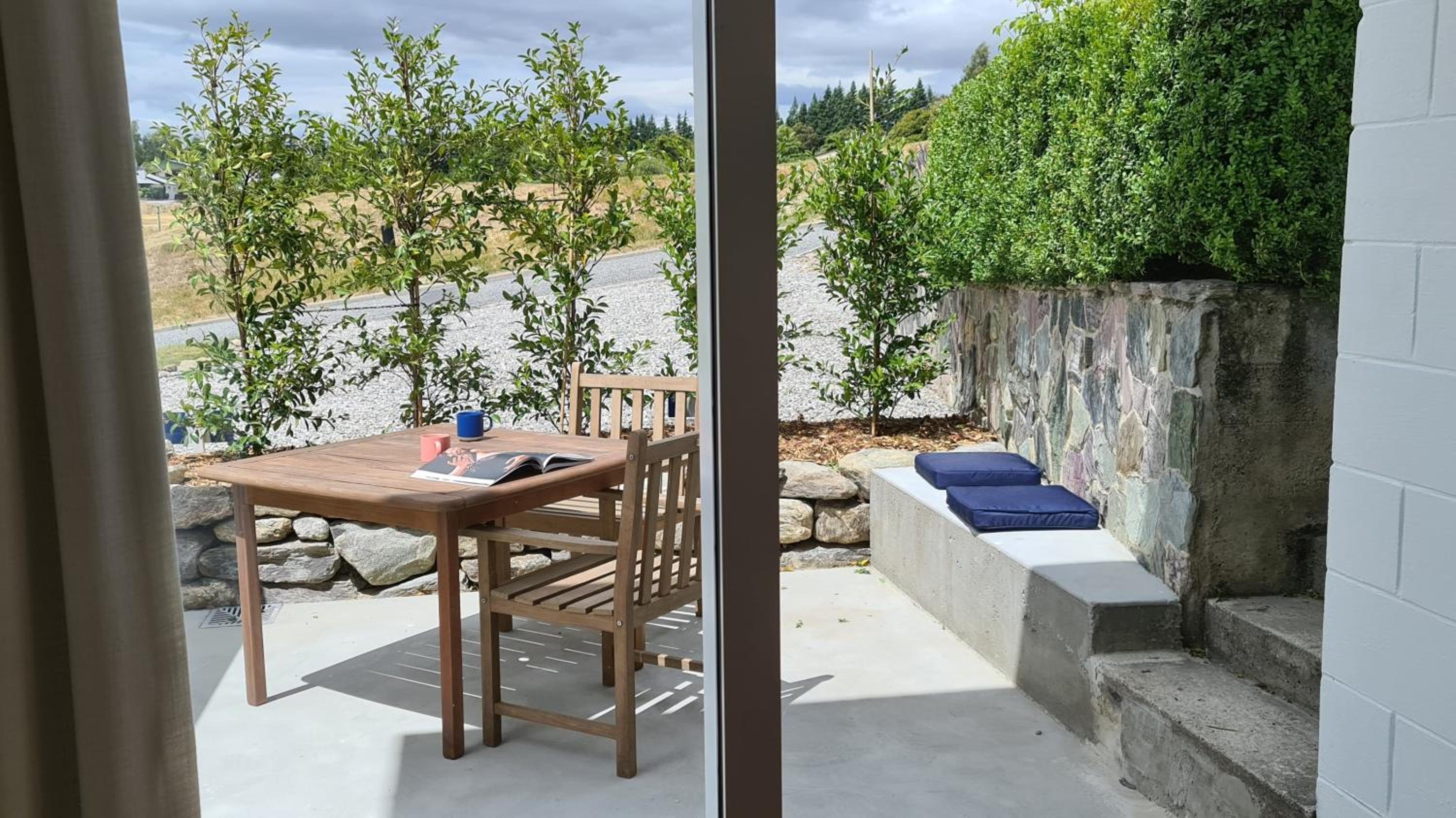 Kowhai Apartment - private opposite golf course central Wanaka