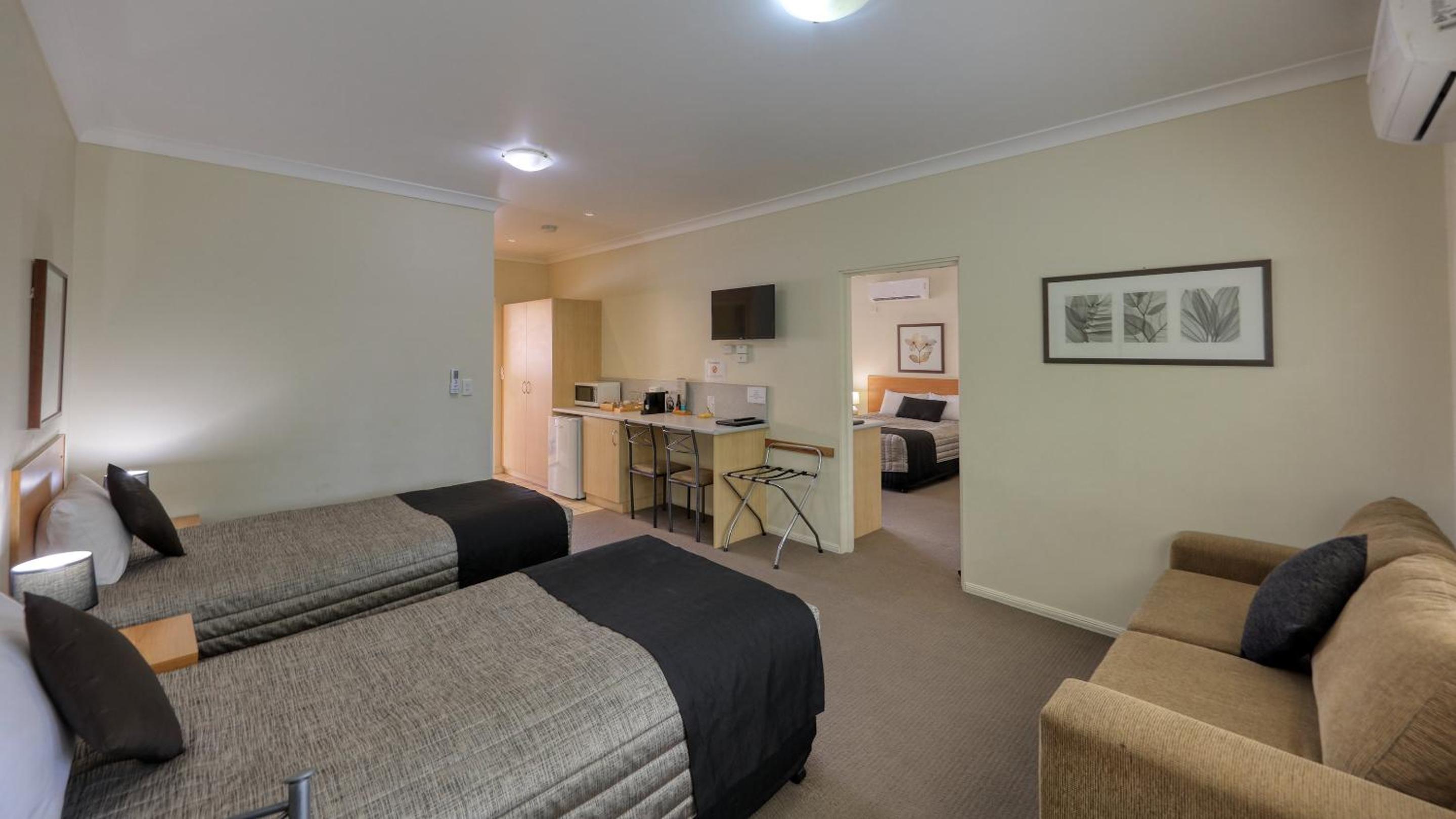 Country Roads Motor Inn