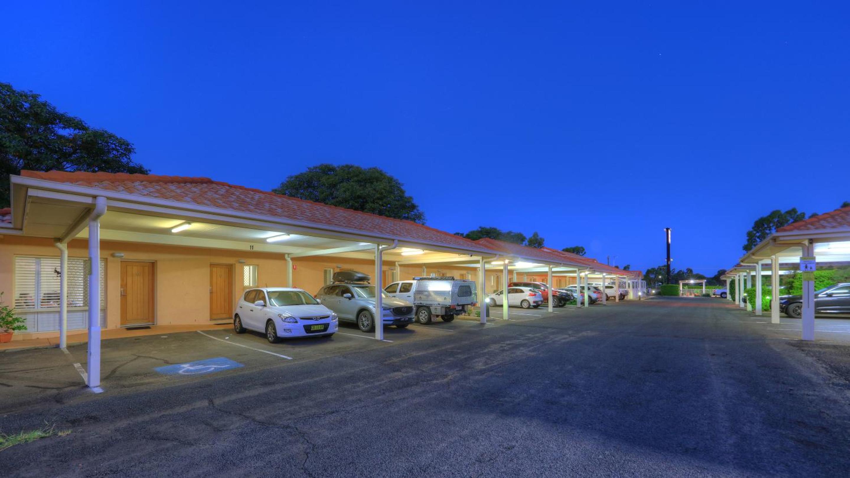 Country Roads Motor Inn