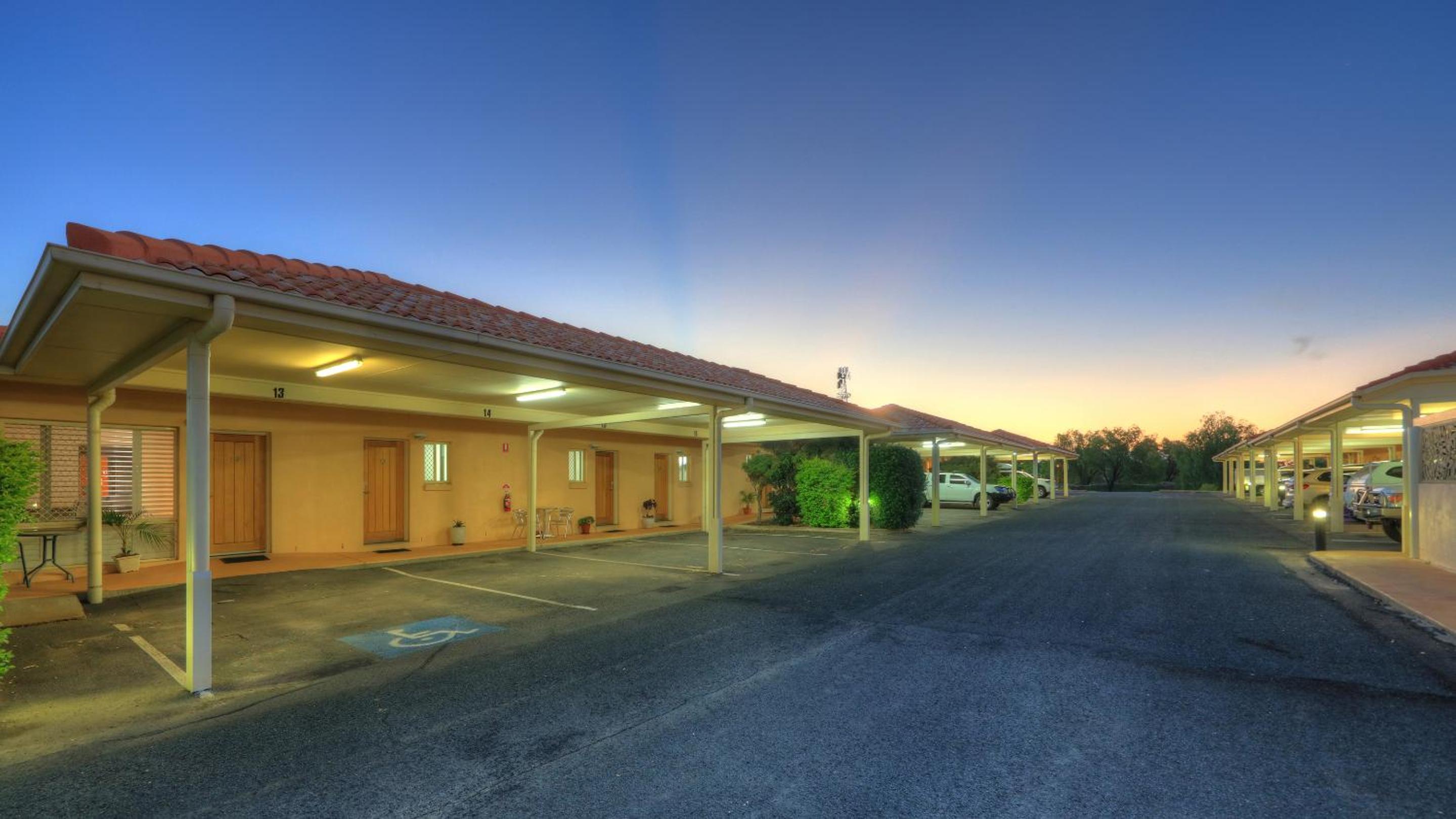 Country Roads Motor Inn