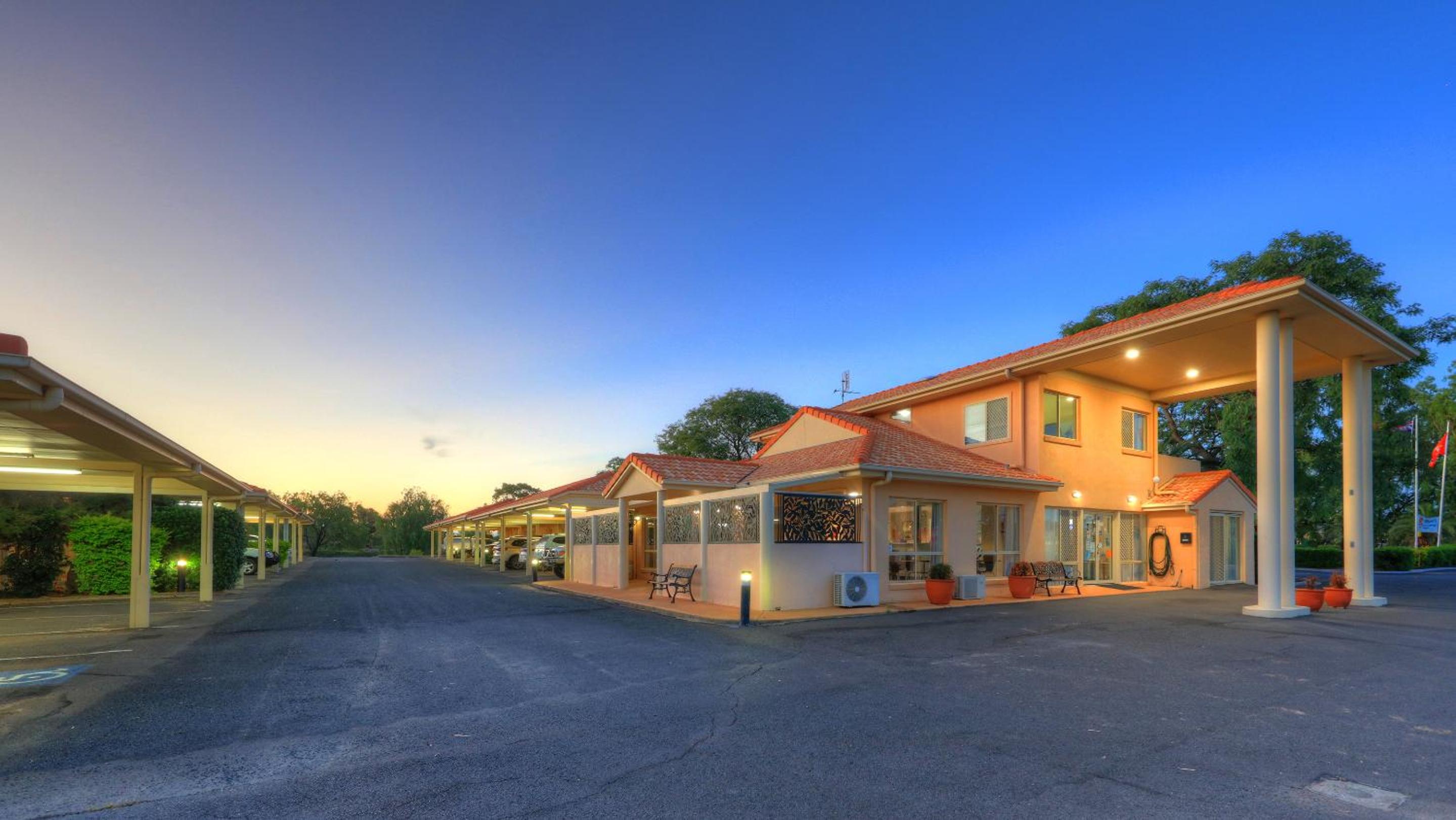 Country Roads Motor Inn