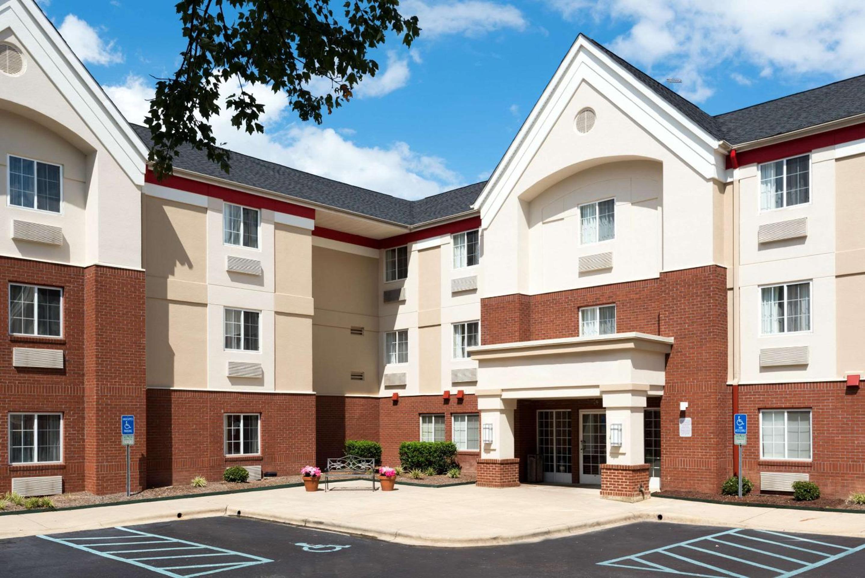 Raleigh Vacations - MainStay Suites Raleigh - Cary - Property Image 1