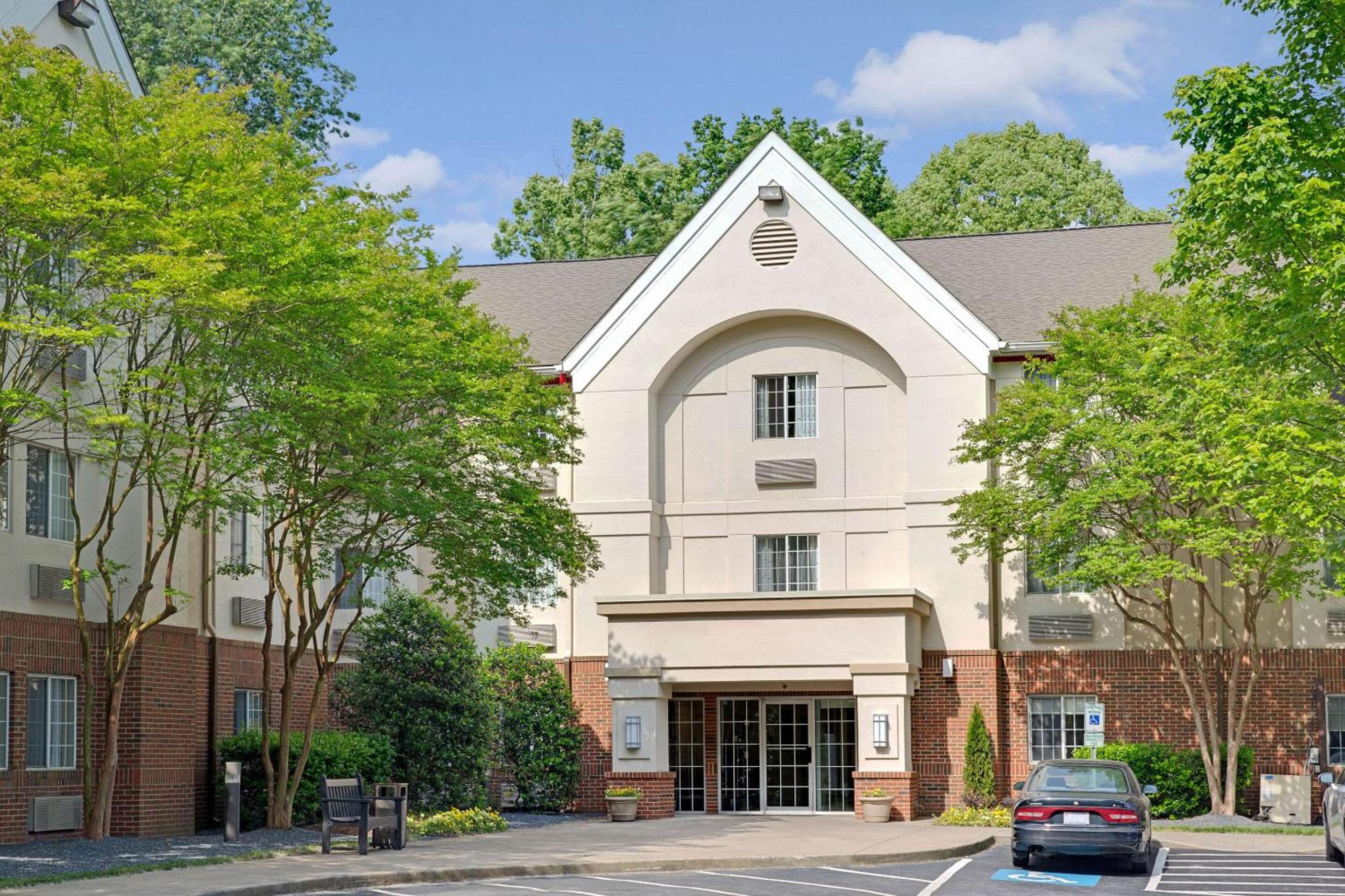 Charlotte Vacations - MainStay Suites Charlotte - Executive Park - Property Image 1