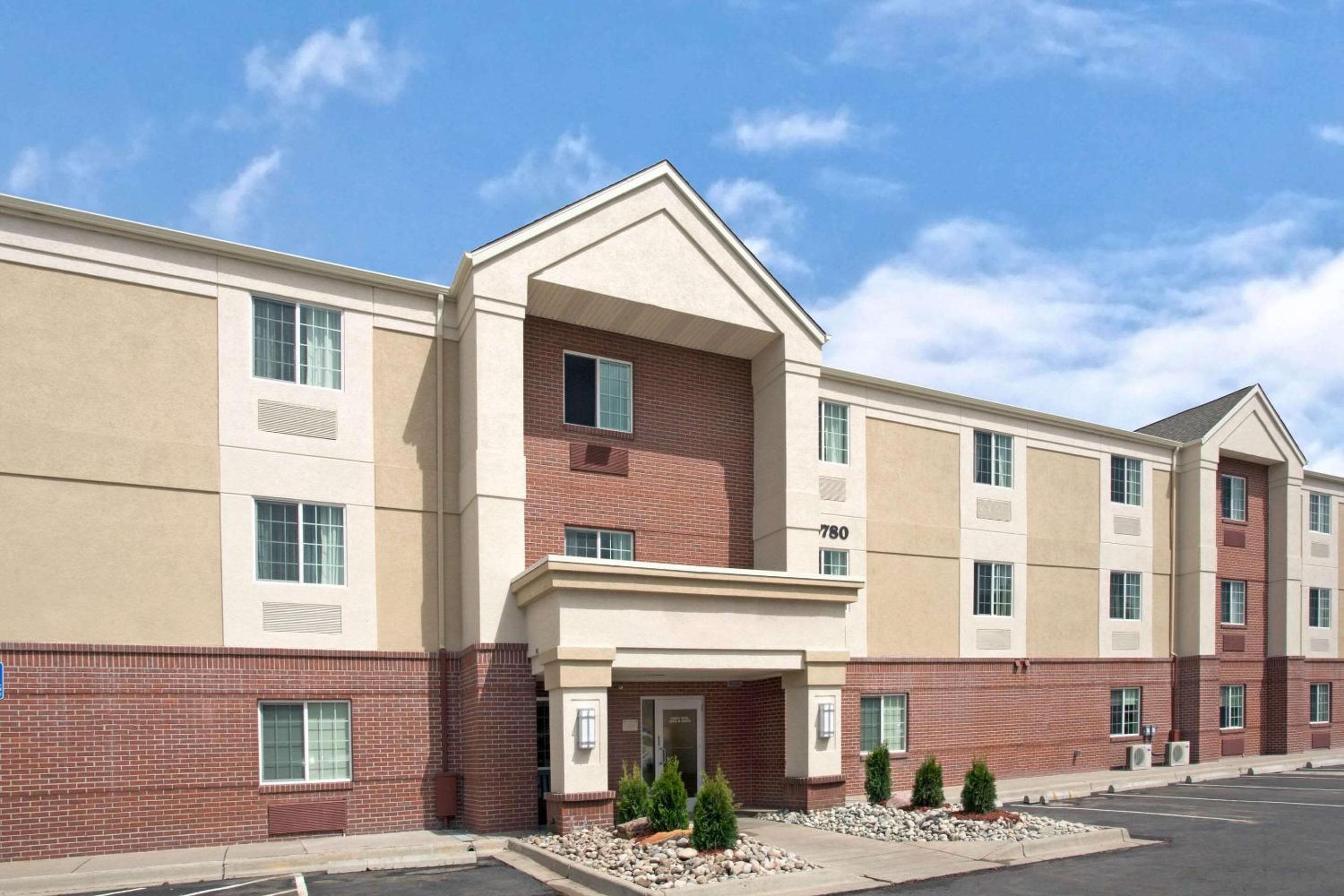 Hotel MainStay Suites Omaha Old Mill - Image 1