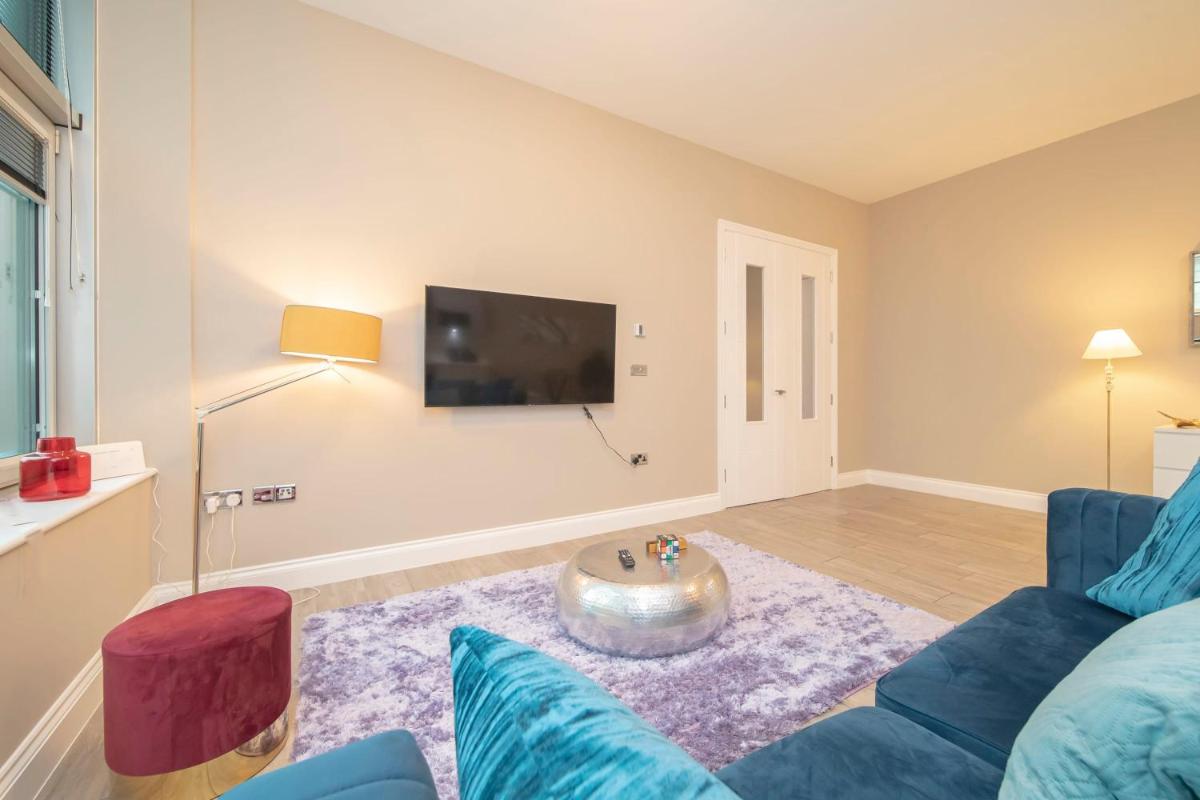 Most central located luxury 1bd view 3