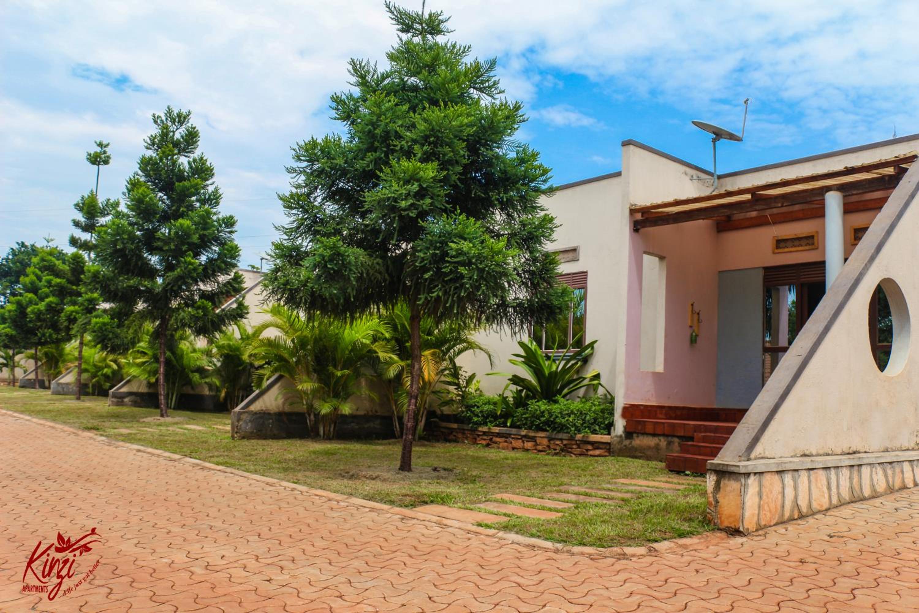 Kinzi Apartments Bar & Gardens view 2