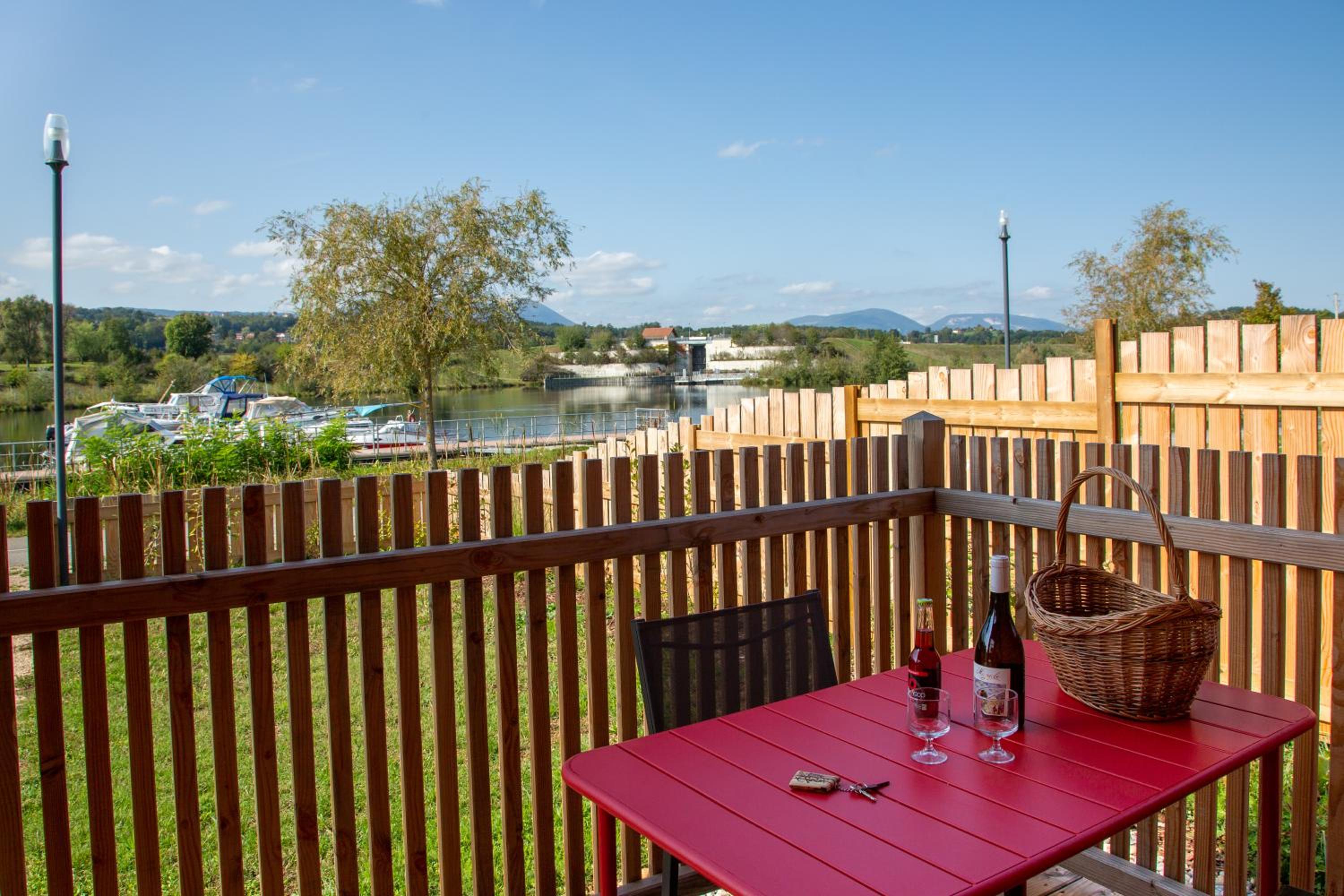 Les Lodges de la ViaRhôna / cabane-spa view 5