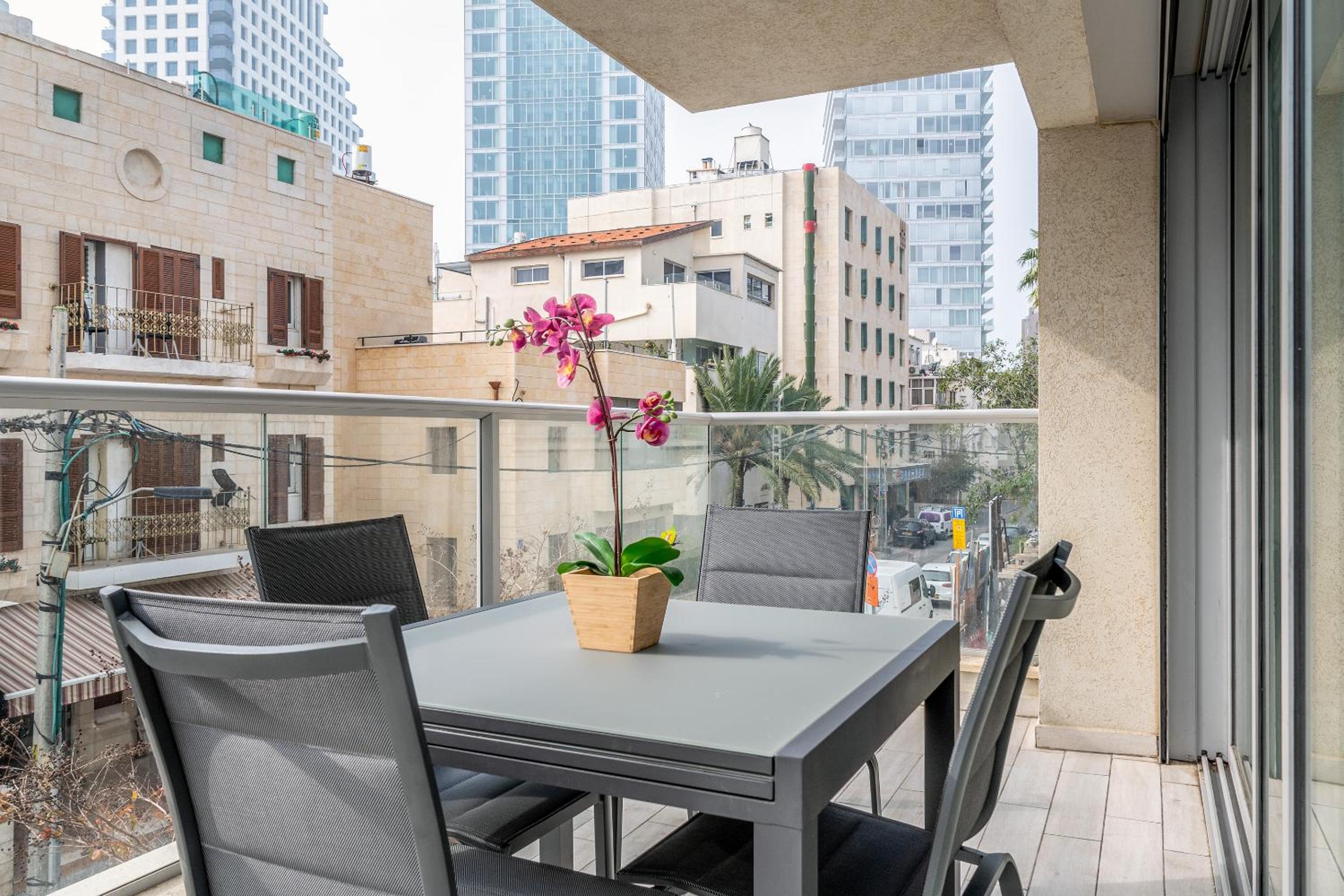 Amazing 3Bedrooms 2 Baths Balcony and Parking PRV