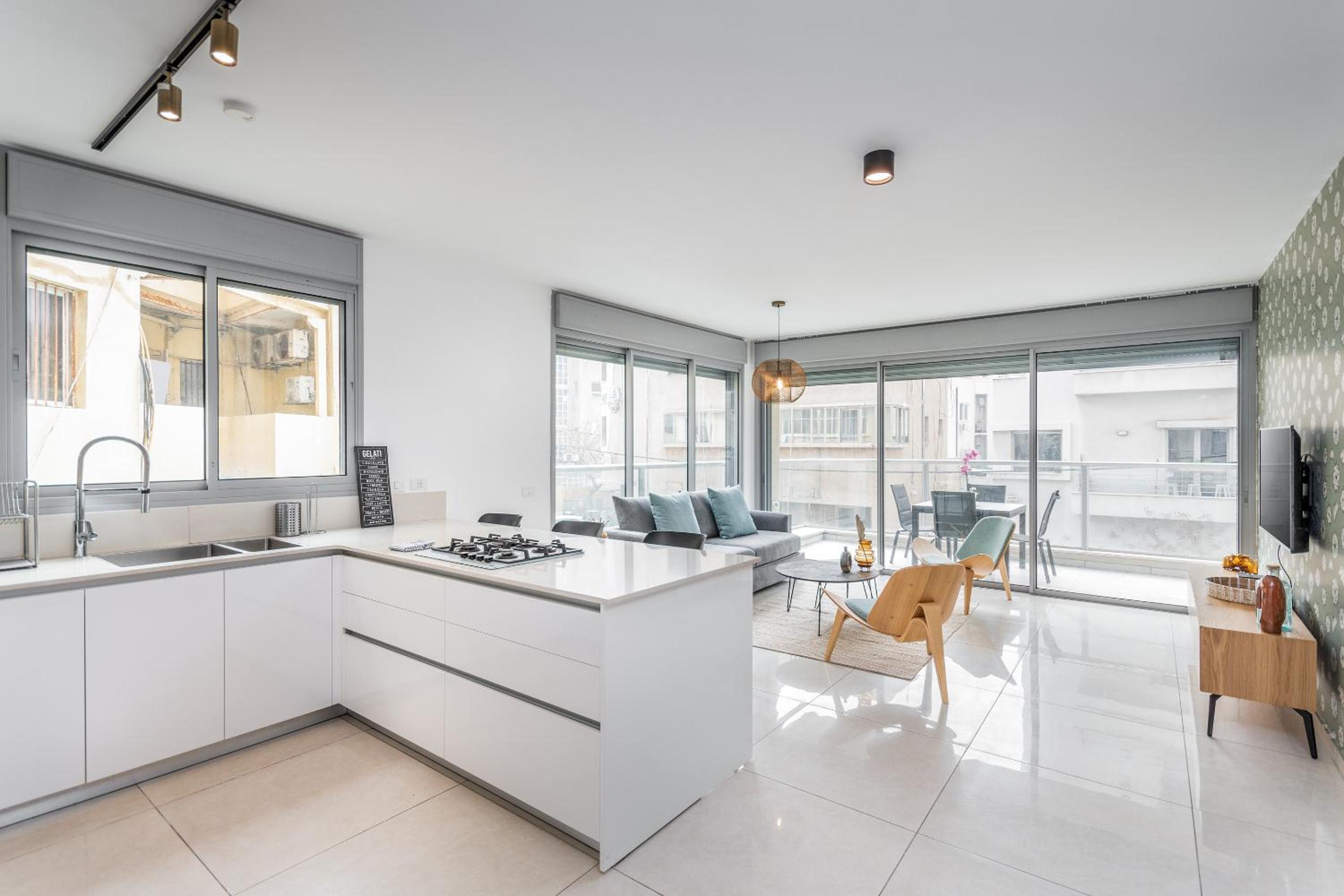 Amazing 3Bedrooms 2 Baths Balcony and Parking PRV