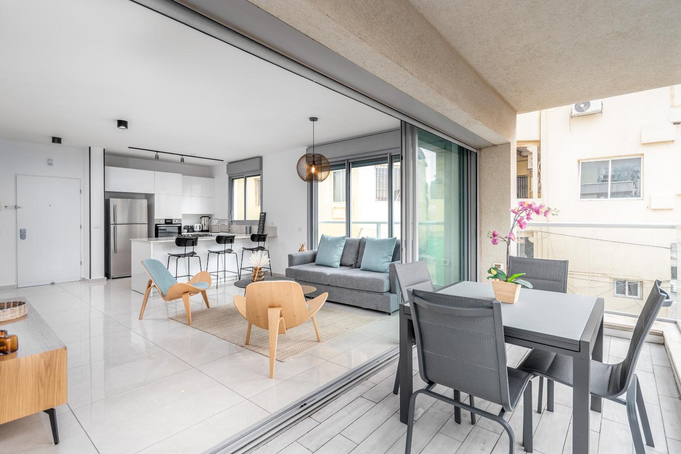 Amazing 3Bedrooms 2 Baths Balcony and Parking PRV