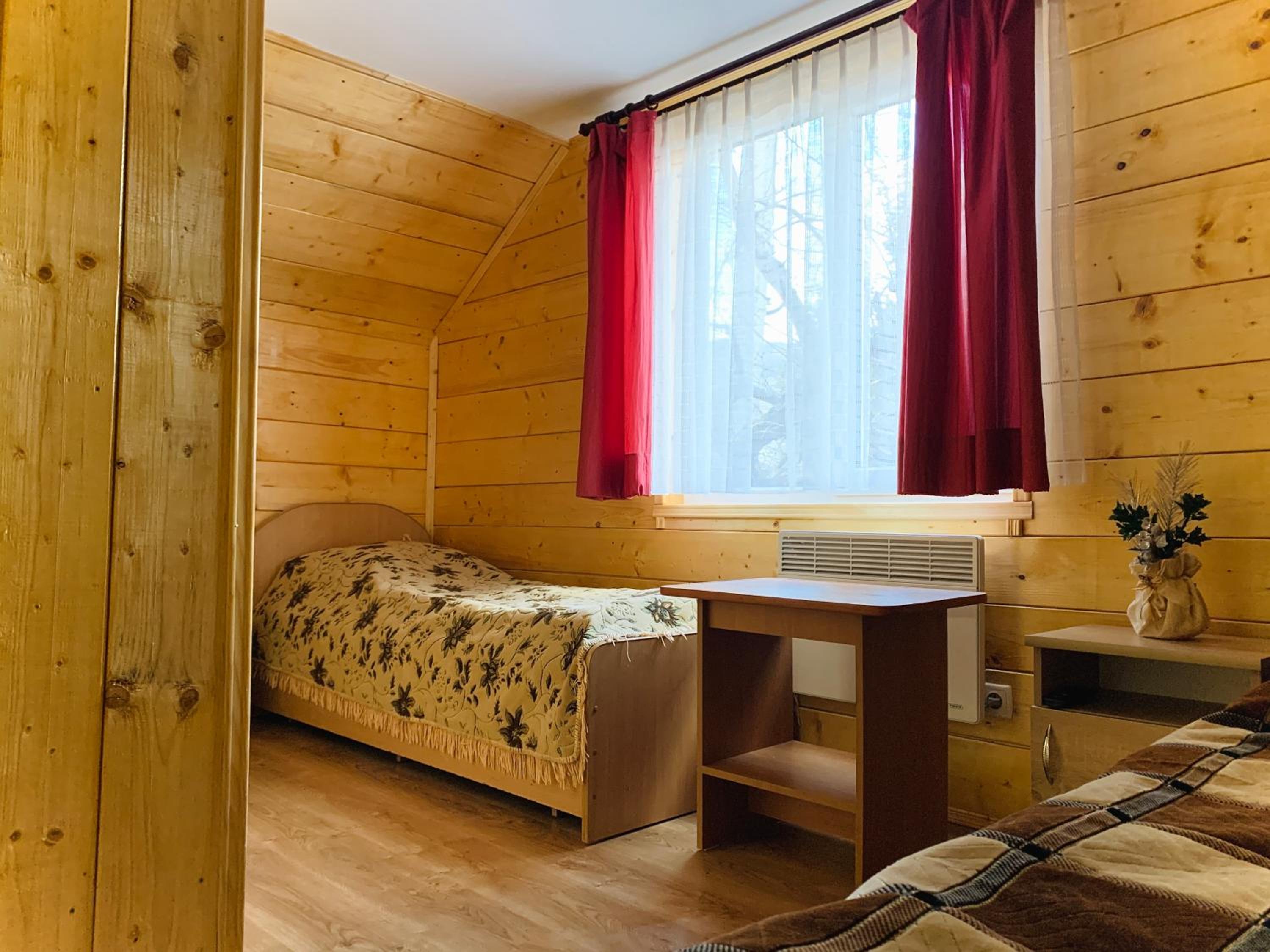 За горбами en Yaremche — hotel room