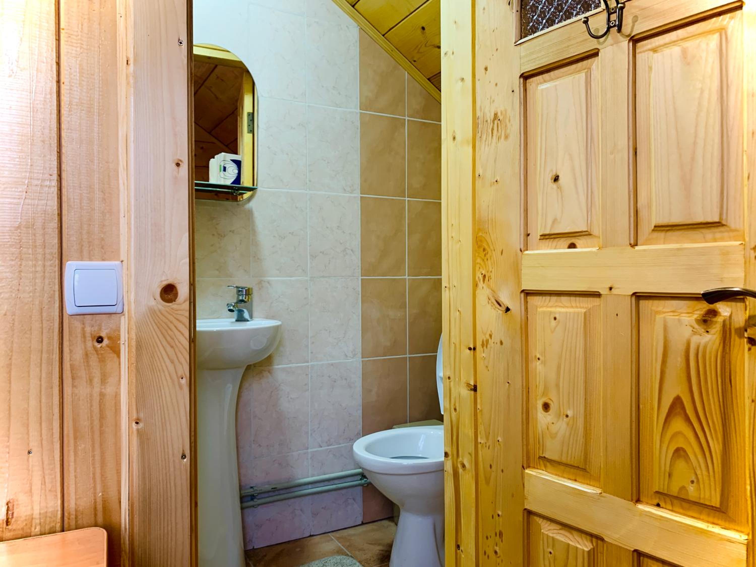 За горбами en Yaremche — bathroom
