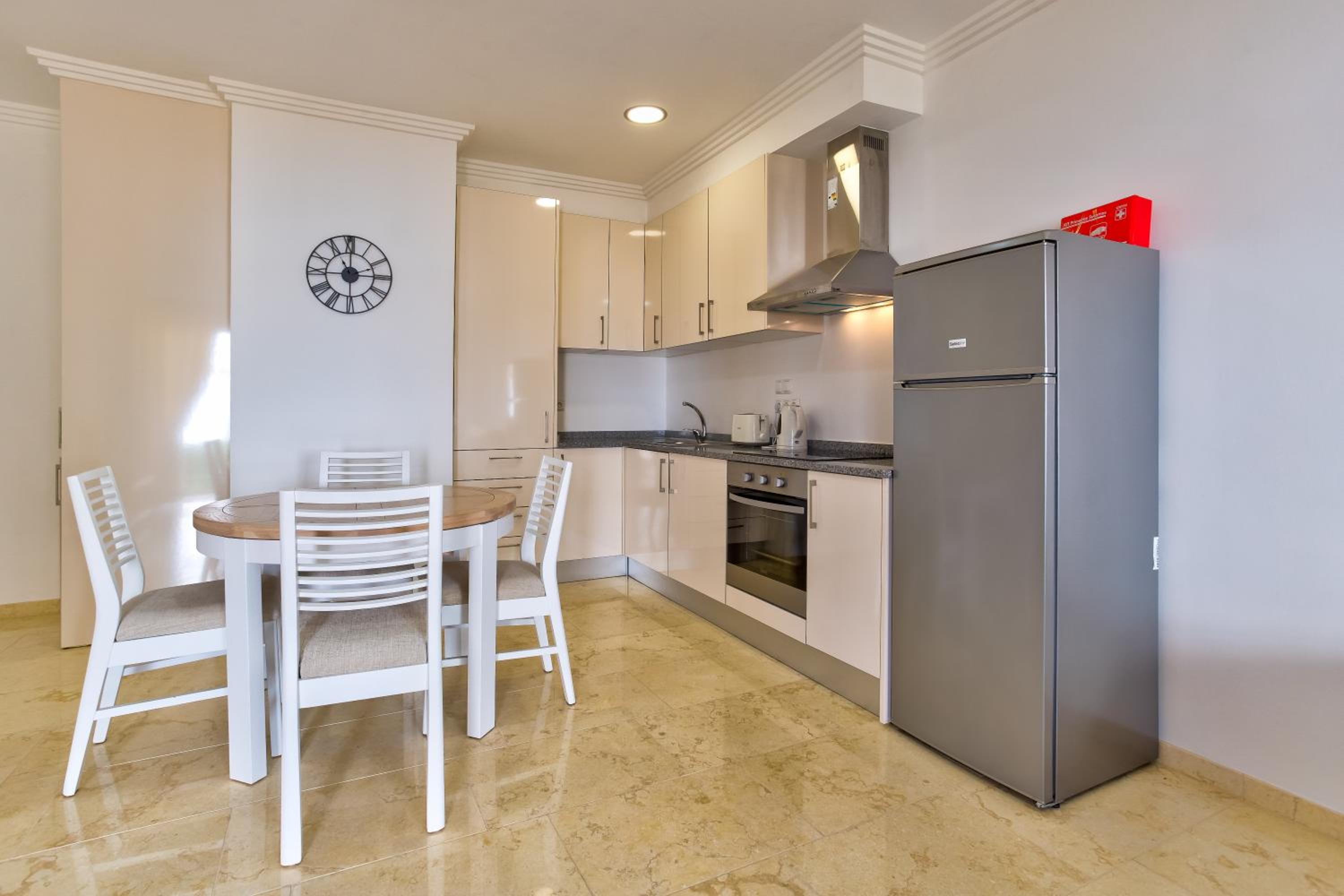 Casa Sunset - Beautiful Apartments in the centre of Alvor with Roof Terrace view 3