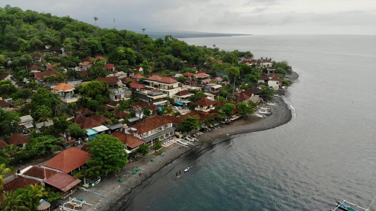 Diver's Cafe Amed view 3