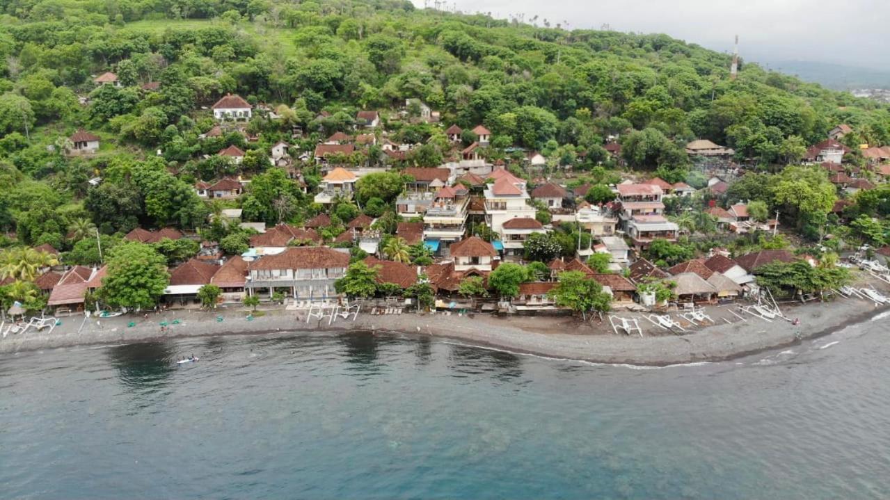 Diver's Cafe Amed view 4