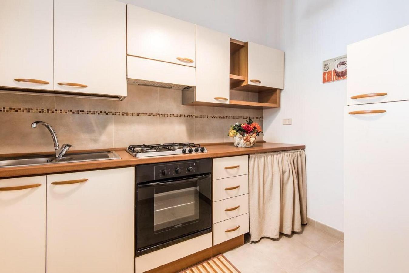 Collins Apartments photo 2