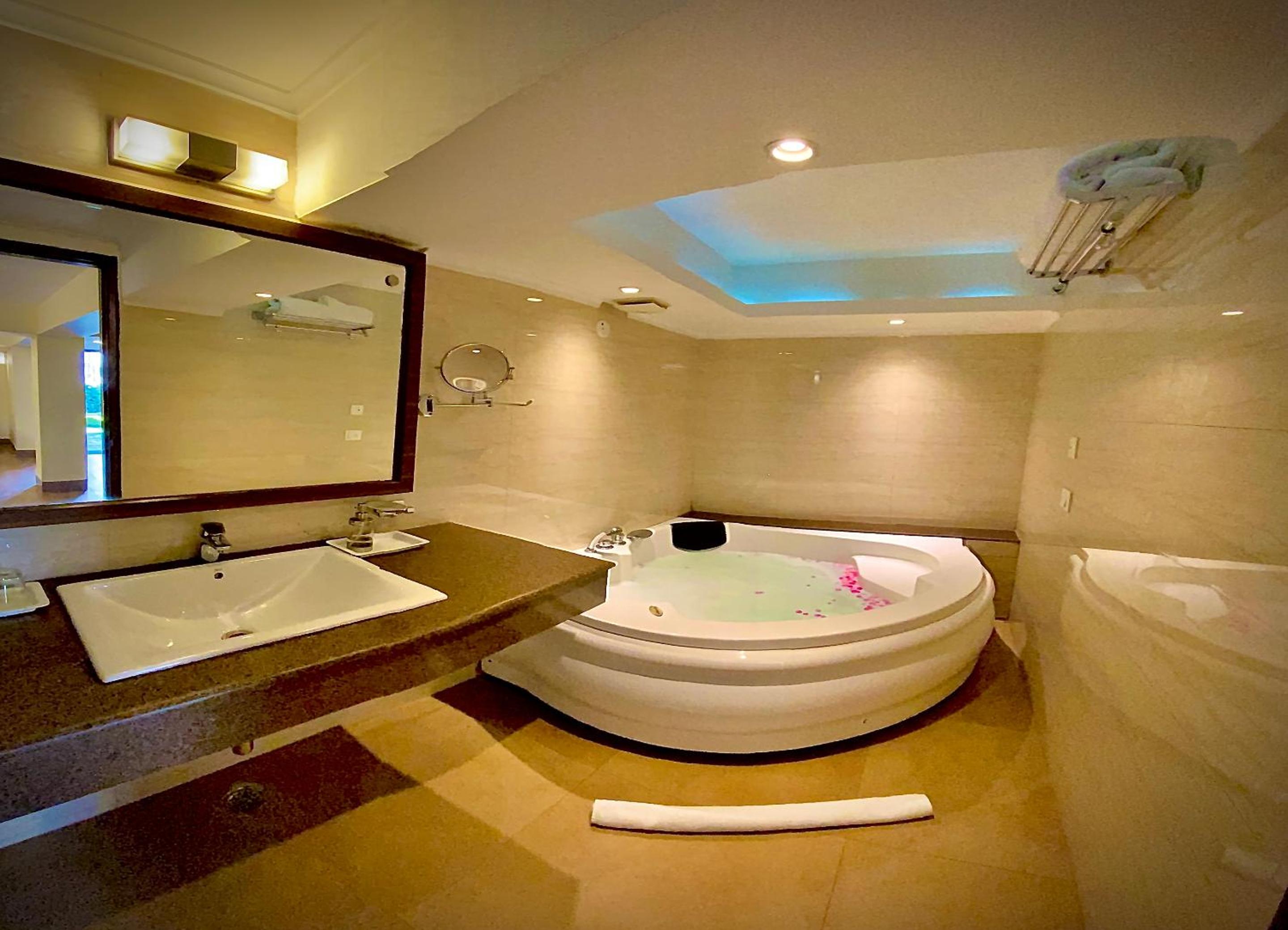 Marigold Sarovar Portico Shimla with Heated pool and AC Rooms-A Resort cottage and SPA Marigold Sarovar Portico Shimla with Heated pool and AC Rooms-A Resort cottage and SPA