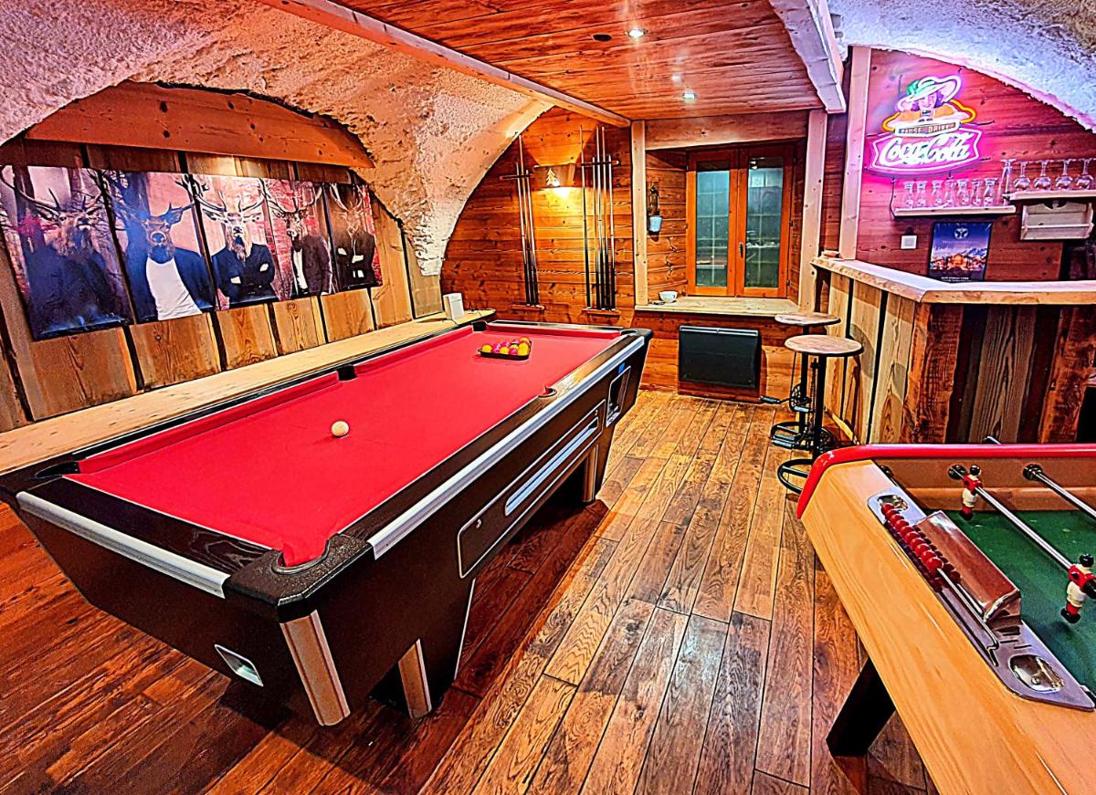 Cosy Lodge au pied de l'Alpe D'Huez SKi et Détente Jacuzzi Piscine Sauna Bar Billard view 3