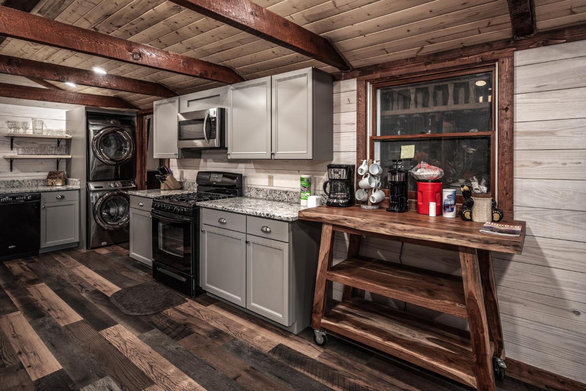 Upper Canyon River Dream: Hot Tub; Modern Coziness view 3