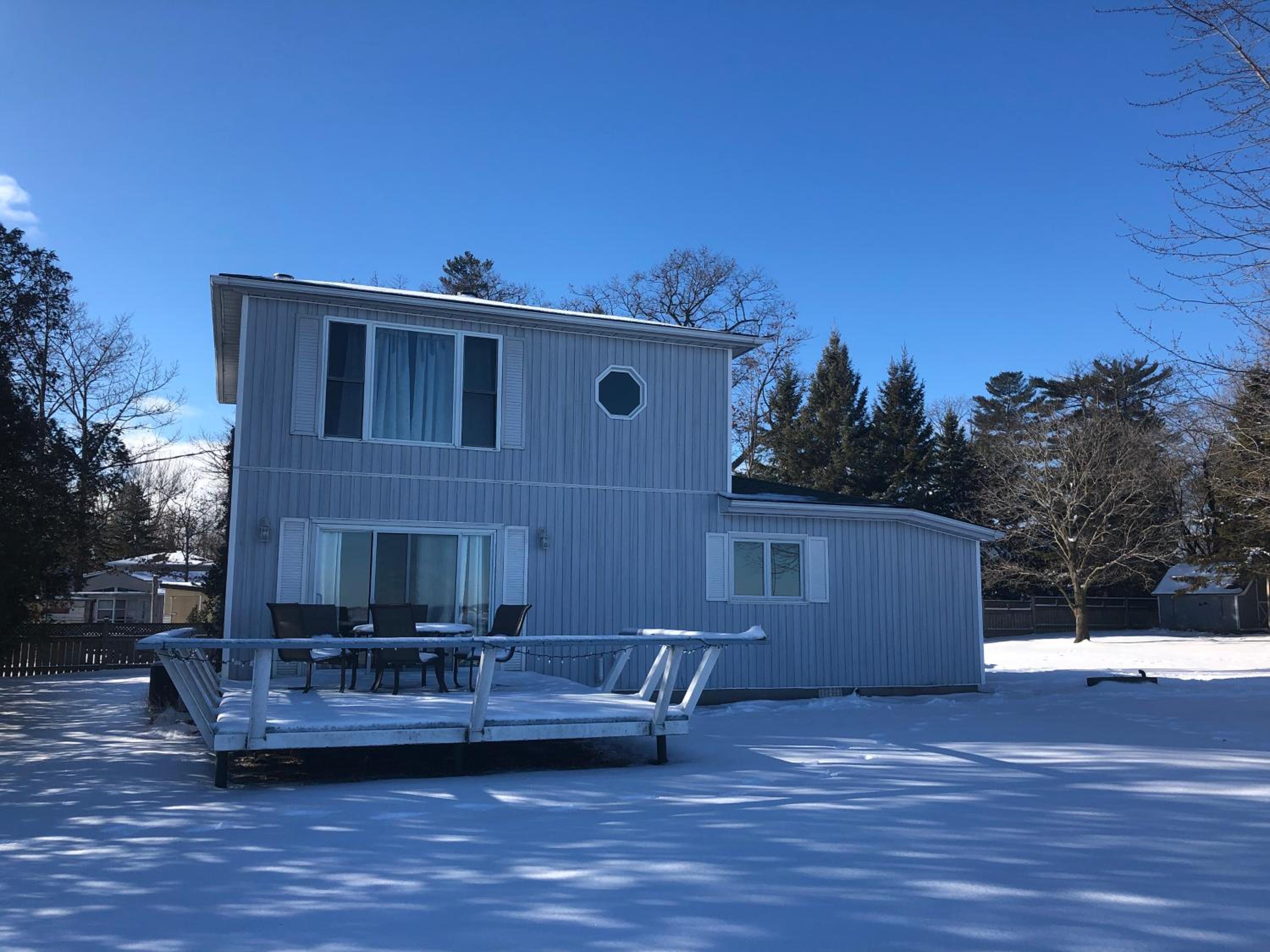 Entire waterfront cottage in carrying place