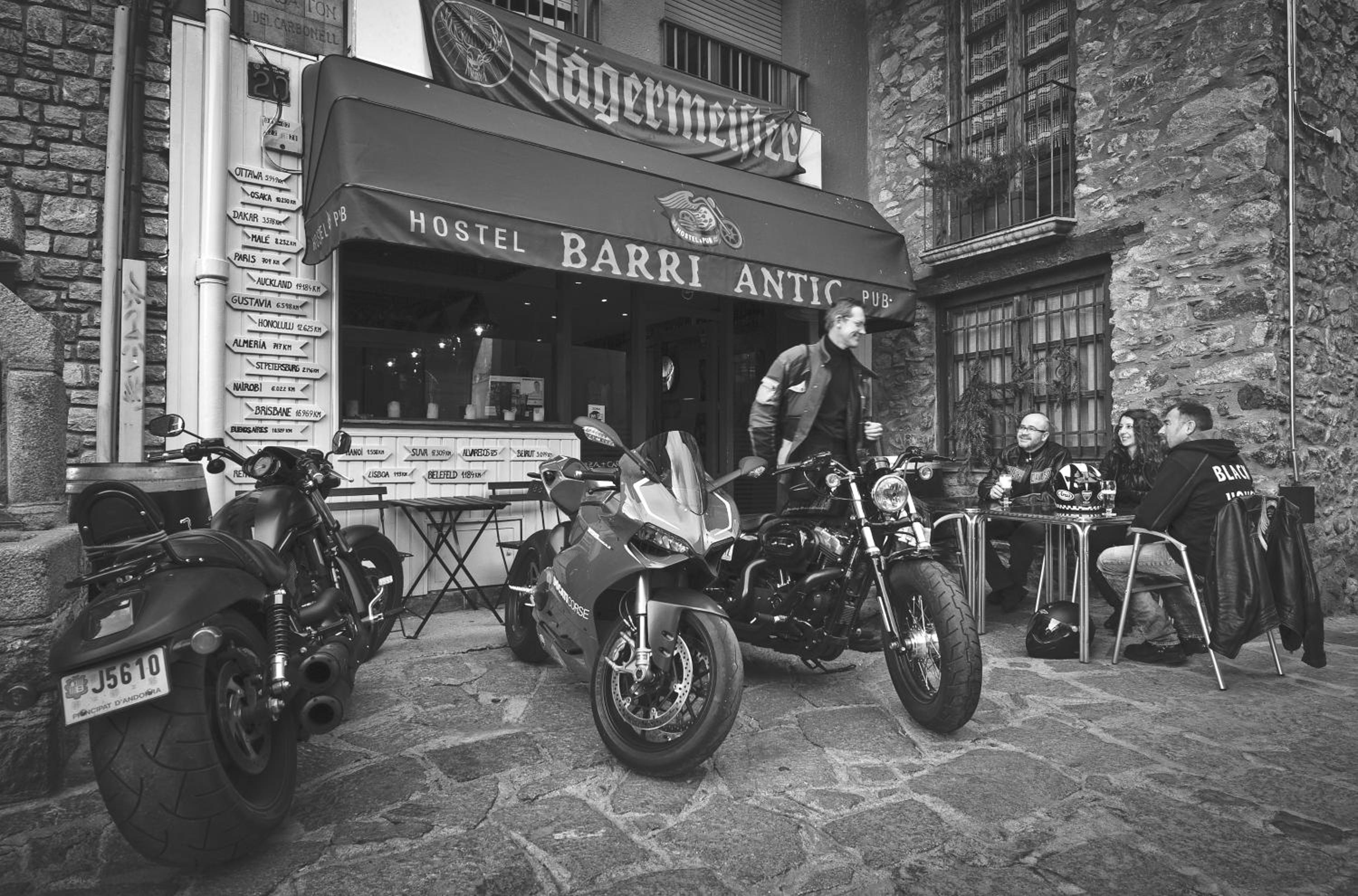 Barri Antic Hostel & Pub