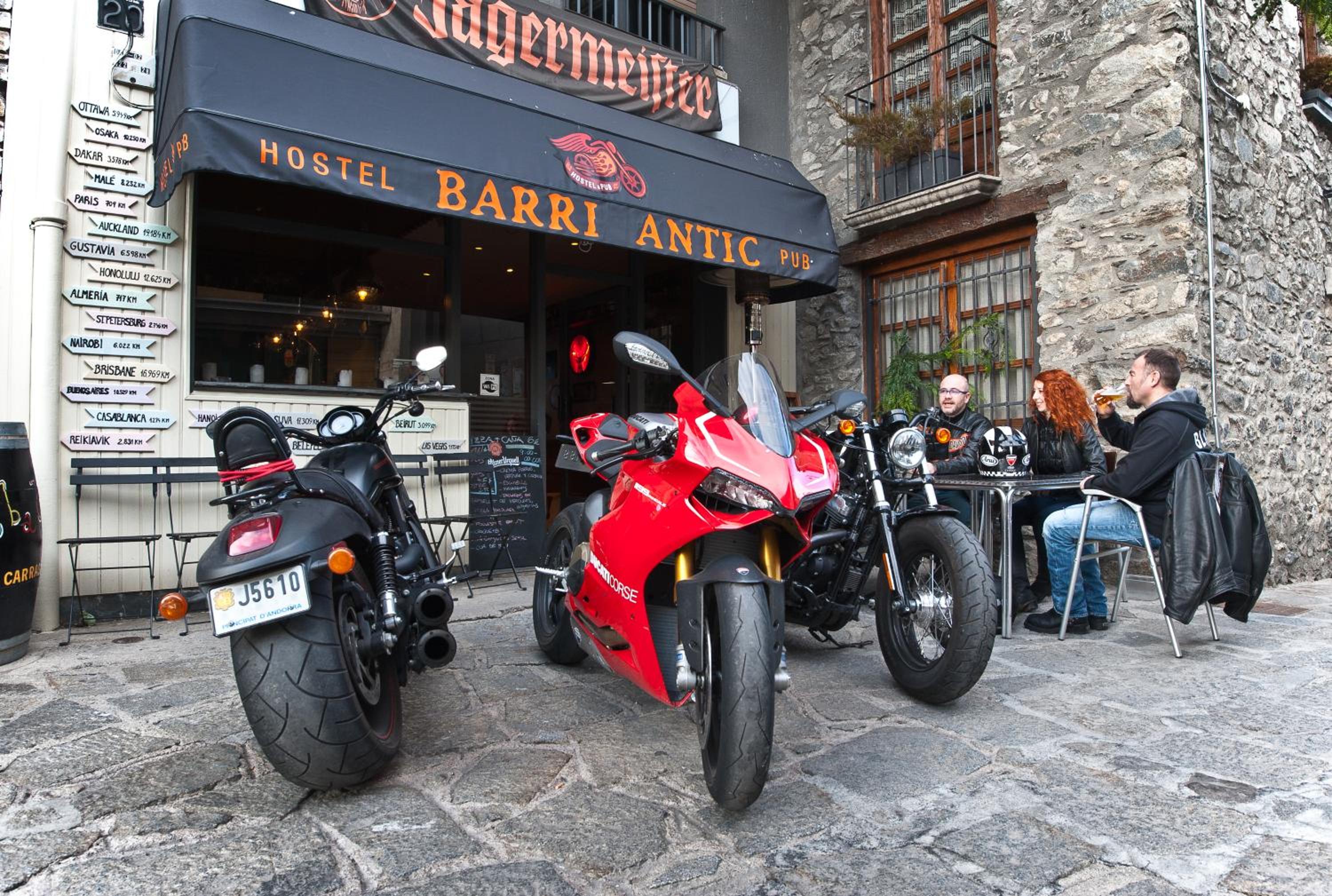 Barri Antic Hostel & Pub