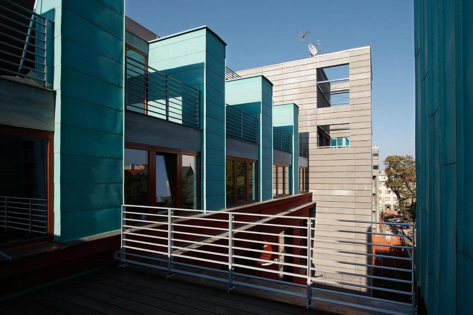 Fully renovated stylish duplex in a convenient location